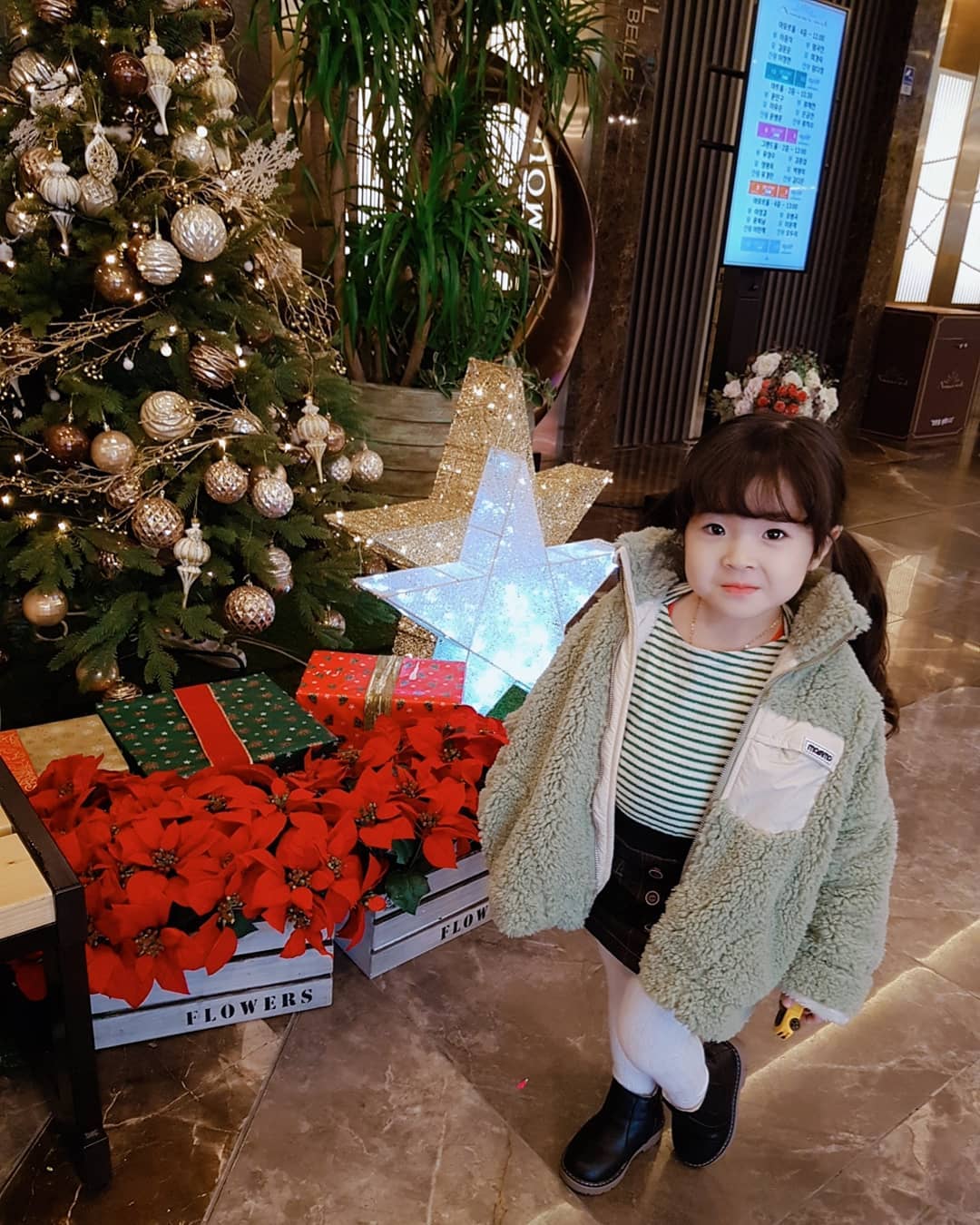 이서윤(5살) / 이서후(3살) on Instagram: “#서윤스타그램  여기저기 크리스마스 분위기🎄 포즈는 스스로 한것  ㅋㅋㅋㅋㅋㅋㅋㅋㅋㅋㅋㅋㅋㅋ 자꾸 다리를 저렇게 해야한다며 😝 . . 오늘도 추우니 꽁꽁싸매주기🤭 붐붐키즈 아우터 너무 예쁜데 따뜻하기까지 😭 짱이야👏 . . (서윤이는…”