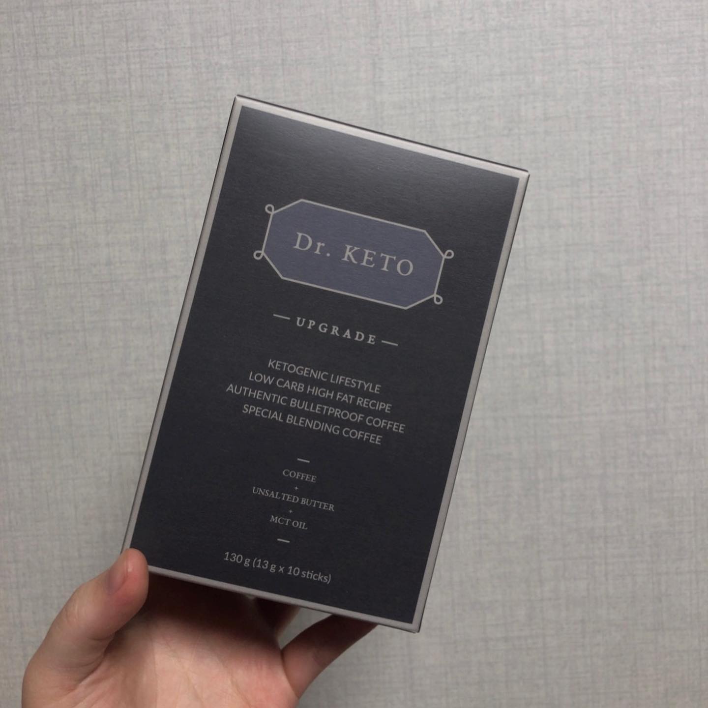 닥터키토 방탄커피 ☕️ 다른 방탄커피들은 가공버터를 사용하는데, 여기는 호주산 천연 버터(유지방 82% 함유)를 사용 했고 1포당 지방 함량이 10g이라 다른 방탄커피들(5~6g)에 비해 거의 2배 이고 100% MCT 오일을 10%함유 
다이어트 하실분은 3개월 패키지, 6개월 패지키 할인 이벤트하고 있어서 한 달에 29,700원 !
다이어트 커피 가 나와서 추운 겨울 따뜻하게 
일반 커피먹듯 꾸준히 먹고 있어요 다들 다이어트 화이팅 (੭ •̀-•́)੭⁾⁾
#닥터키토 #방탄커피 #저탄고지 #저탄고지식단 #아침대용 #다이어트 #다이어트커피 #키토제닉 #저탄수화물고지방 #간헐적단식
