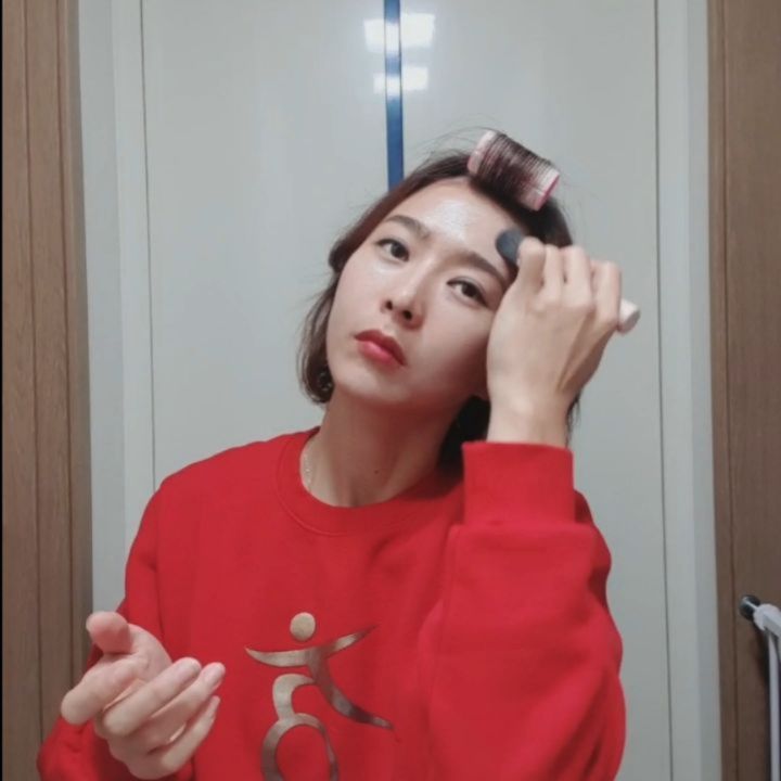 라니아 (운동하는윤자매👭) & 라니아마켓🎉 on Instagram: “요즘 건조해져서 파운데이션 바꿨는데, 요고 완전 초크초크하니좋아요ㅋㅋㅋ 브러쉬로 깨뜨릴때보면 물방울이 방울방울💕 커버베이스랑 수분세럼에센스 4:6이라  찬바람불고 건조한피부에 물광살짝돌고 좋아요:) 엄마 메이크업하는거보더니 따라하는 쭈니💕 ㆍ…”