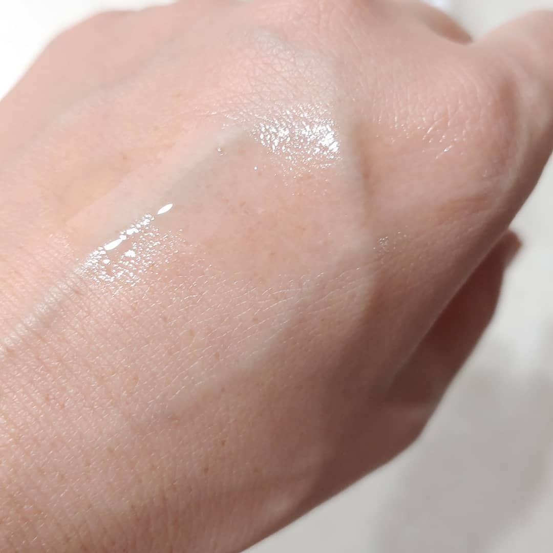 메마르고 건조한 피부엔 가볍게 발라서 보습잠금!
요즘같은때에 속까지 건조한 내피부를 지켜줄
로벡틴 배리어 리페어 페이스 오일.

미세분자가 건조한 피부 깊숙이 전달되어
피부 속당김을 촉촉하게 해결해준대요 
귀한 네롤리와 비타민 E 성분이 피부 탄력을 꽉!

글로우픽 2년 연속 페이스오일 부문 위너 수상한 제품이라 정말 많은 분들에게 인증받은 페이스오일 아닌가 싶어요.

끈적임 없고 오일인데 흡수력이 좋아서 
쏙 스며들면서 건조함은 싹 잡아줘요 
유럽 왕실에서 토너나 향수로 즐겨 쓰던 고귀한 오일이라는 네롤리 꽃 오일은 마리 앙뜨와네트가 특히 애용한 것으로 유명하고 고급스러운 향이 특징이래요~

악건성부터 번들거림이 걱정인 지성 피부까지 
걱정없이 사용할 수 있는 페이스오일이라 안심이라 매일 바르는 중~
.
.
.
#착한성분 #클린뷰티 #로벡틴 #페이스오일 #페이셜오일 #발라서보습잠금 #네롤리 #환절기피부관리 #보습 #비건뷰티 #공팔리터 #08L #유료광고 #뷰티스타그램 #뷰티그램
#화장품그램 #코스메틱그램 #뷰티놀이터