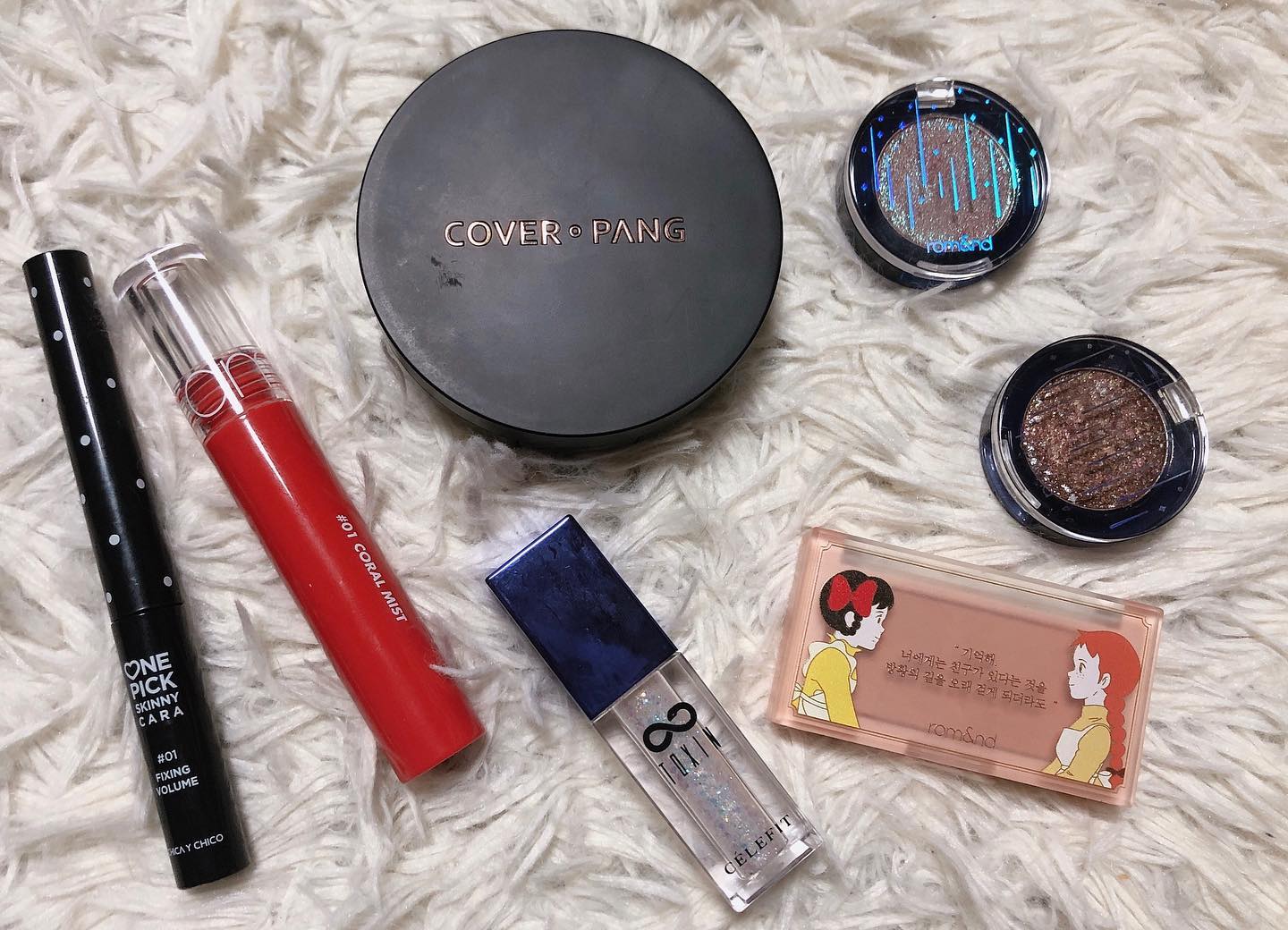 191216 #MOTD .
■ Base
어퓨  커버팡 착붙 쿠션
.
.
■ Eye
롬앤 더 유니버스 글리터 섀도우
03 코랄 새턴
05 아워갤럭시(Limited)

치카이치코 원픽 스키니카라 01 픽싱 볼륨

셀레피트 톡신 글리터 01
.
.
■ Cheek
롬앤 베러댄치크 페어칩
. ​
.
■ Lip
롬앤 글래스팅 워터 틴트
01 코랄 미스트
. ​
.
■ Lense
렌즈타운 라일리릴리 핑크 .
.

롬앤 더 유니버스 글리터 섀도우는 
조만간 다시 올리겠지만 영롱하고 엄청 예뻐요!!!
톡신 글리터도 엄청 애용하고 있는 글리터 :D
롬앤 글래스팅 워터 틴트 코랄 미스트는 미리 찾아봤을때
발색이 워낙 차이가 나서 걱정했는데
너무 빨갛지 않고 적당히 코랄기가 돌아서 
무난하게 사용하기 좋을듯💕

저녁에 외출하고 돌아와서 찍은거라
색은 많이 흐려졌지만 발색 사진이 아쉽지만😢
글리터는 여전히 존재감을 자랑하는 중이에요❤
.
.
​
#롬앤글리터 #롬앤별조각수집함 #romand #kloha_motd #kloha_eotd #eotd #엠오티디 #이오티디 #어퓨 #어퓨커버팡 #apieu #치카이치코 #셀레피트 #톡신글리터 #코덕 #코덕맞팔 #코덕맞팔환영