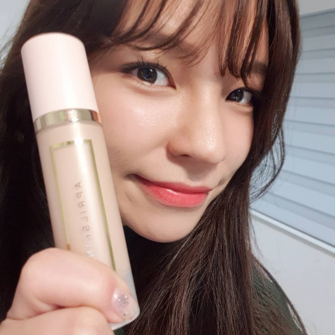 안양꽃집 보고싶꽃 ღ 박서은 on Instagram: “๑ 에이프릴스킨의  50시간 파운데이션이에요❣ 커버 베이스와 수분 세럼 에센스가  4:6 비율로 촉촉하지만 커버까지 되니까 물광피부 표현에 딱이에요!💎 저는 23호 네추럴베이지를 택했는데, 반 톤 화사하게 피부표현이 되더라구요~ 요즘 나갈때마다 이거…”
