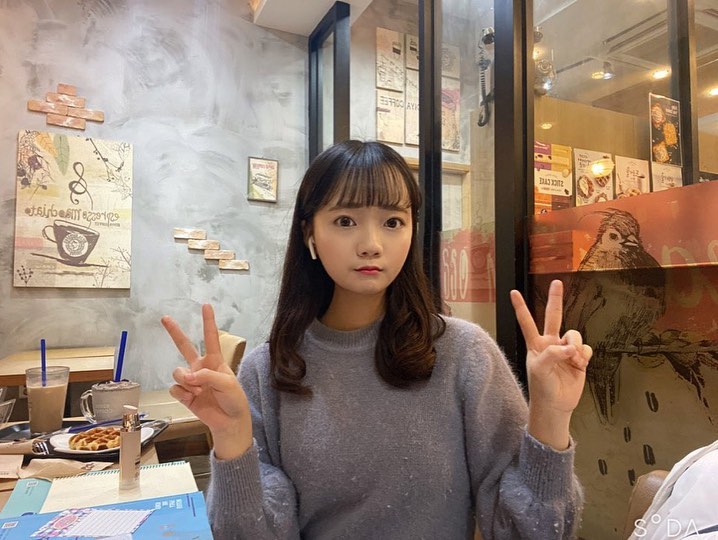 시은이 on Instagram: “셀카 건졌다😜💛
-
-
#aprilskin #퍼펙트매직커버핏파운데이션 #퍼펙트슬림커버브”