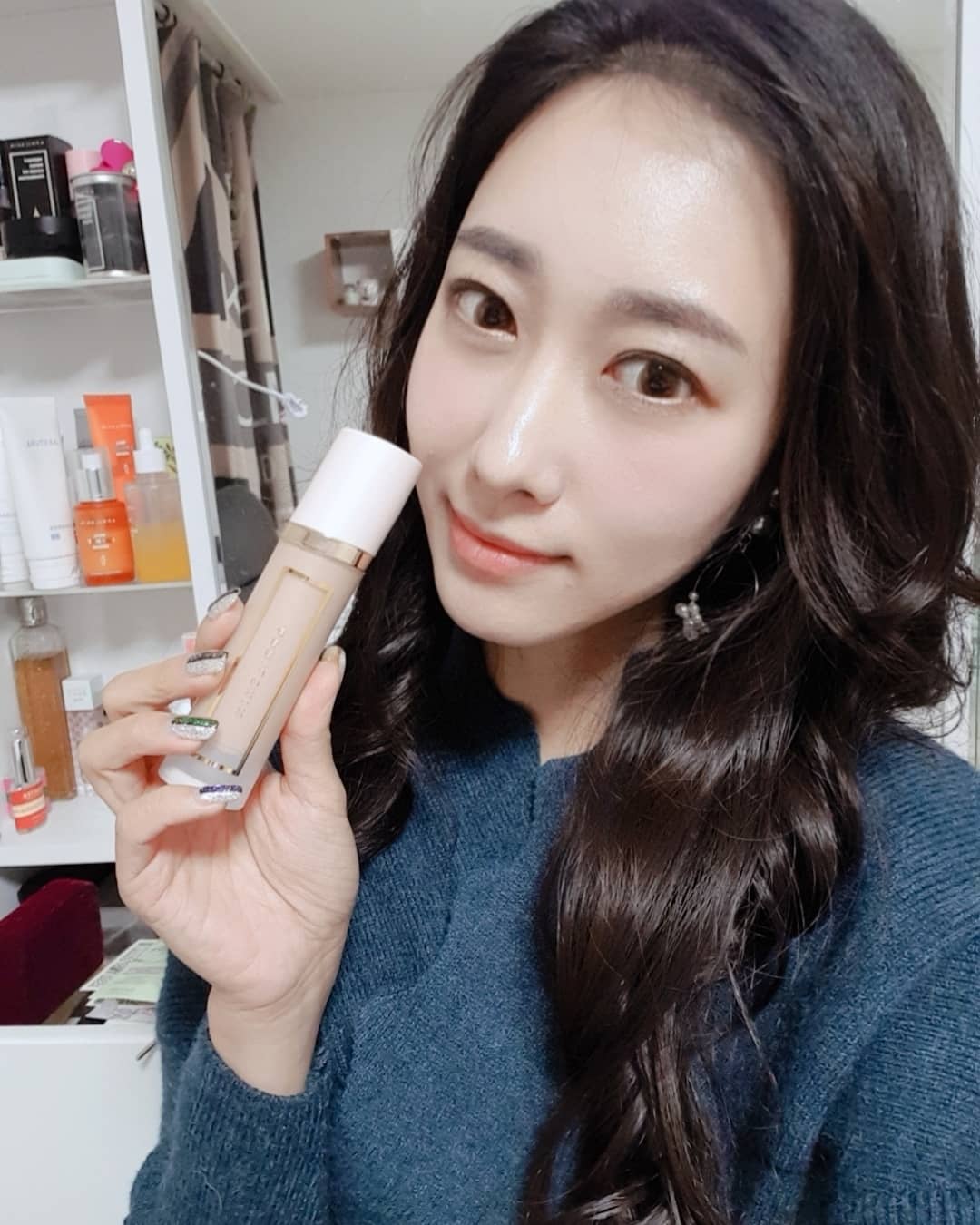 하니 on Instagram: “. 요즘 기초라인부터 쿠션까지 어쩌다보니 에이프릴스킨 쓰는데 꼭두새벽에 헤메하고 오후늦게 스케줄 있는날은 이파데 꼭 챙겨서 베이스로 깔아주는중 그럼 집올때까지 뜨지도않아요....... 담날도 피부 멀쩡하고 ..... 세트 브러쉬랑 펴바르고 결은…”