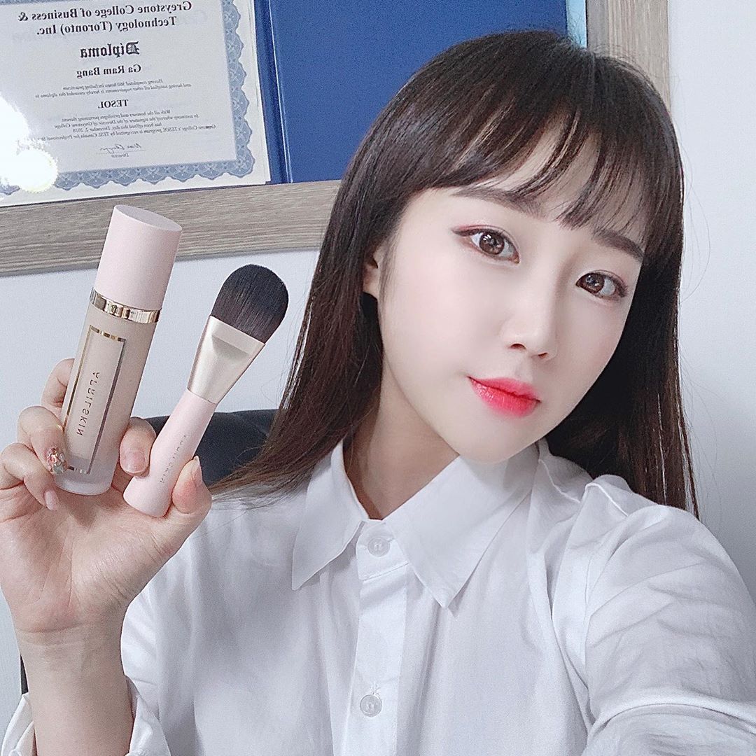 가람 ᴳᴬᴿᴬᴹ 🇰🇷 on Instagram: “베이스와 수분에센스의 4:6 황금비율로  수분효과 50시간 유지되어 속당김이 없고  수정화장이 따로 필요없는 지속력 짱짱 파운데이션!! + 섬세한 레이어드 커팅모로 결자국 없이 밀착력있게 바를 수 있는 브러쉬까지🙊❣️ . #에이프릴스킨…”