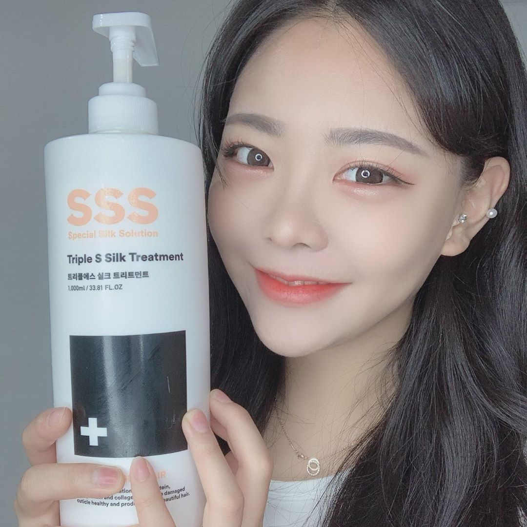 뚜디 리뷰 on Instagram: “헤어모델하면서 머릿결이 너무 상했는데 좋은 트리트먼트 찾았다 ! 내 고민은 머리결이 얇아서 볼륨도 안서고 금방 상하는 머리인데 이건 단백질 풍부!! 머리를 두껍게 해줘서 넘 좋음 ㅠㅠㅠ 매일매일 묭실에서 케어 받는 기분💙❤️ 제형은 보들보들 그렇게…”