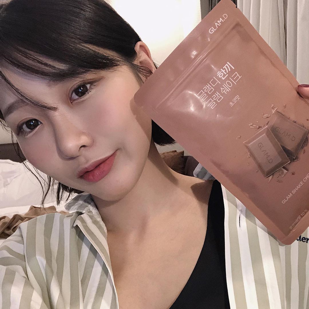 안수인(秀茵) on Instagram: “완전 꾸덕 꾸덕 초코우유 맛이다 🍫 점심 때 홀짝 홀짝 마시다보면 포만감이 어마어마 ♪( ´θ｀) . . . 글램디 #glamd #한끼글램쉐이크 #다이어트 #다이어트식품 #다이어트간식 #다이어트쉐이크 #추천템 #셀카 #셀피 #selfie #selca…”