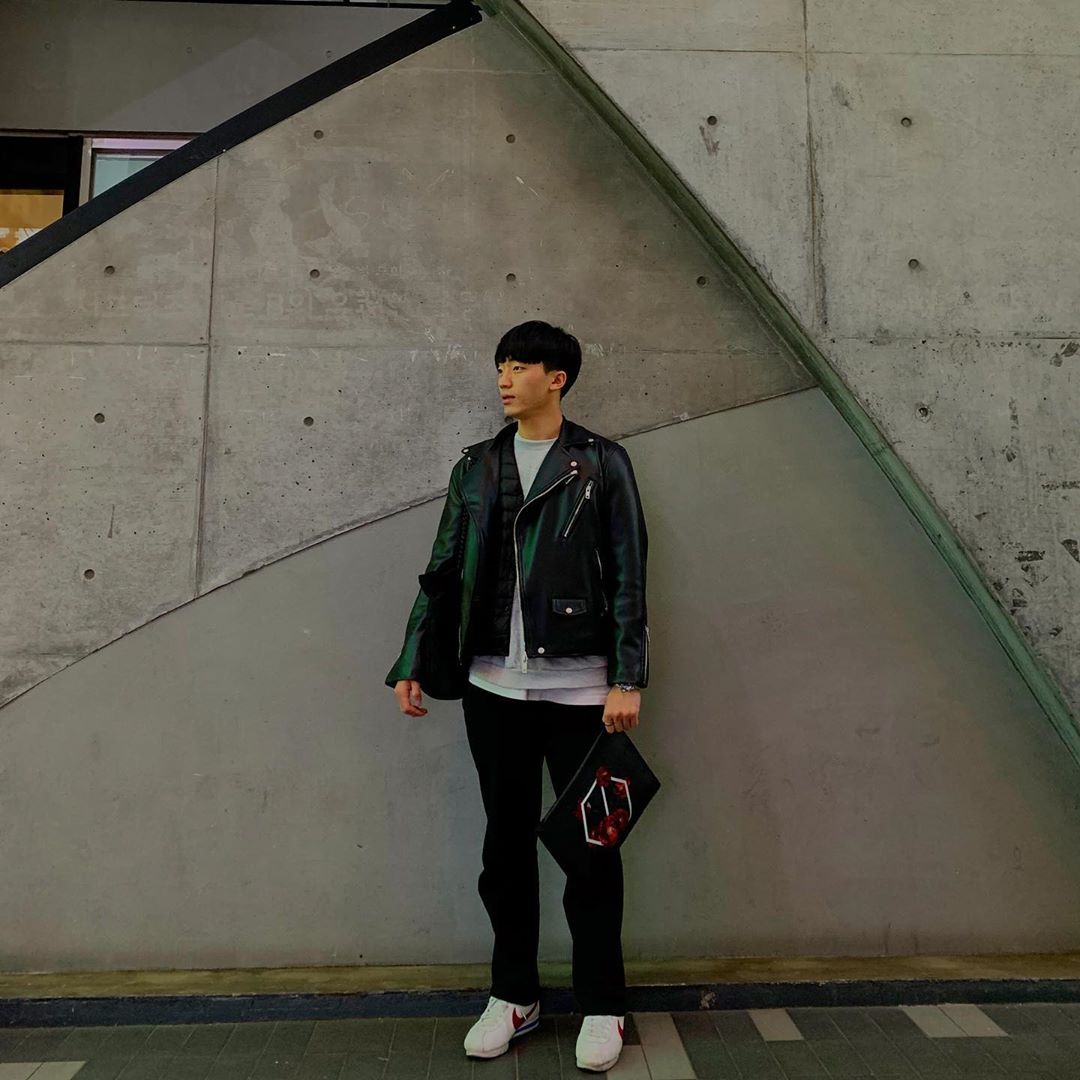 이호경 |🎗| Jayden on Instagram: “드디어 주말이다 😍 이번주말도 컨투어랑 함께 :) #leeyoung #contour #클러치 #컨투어”