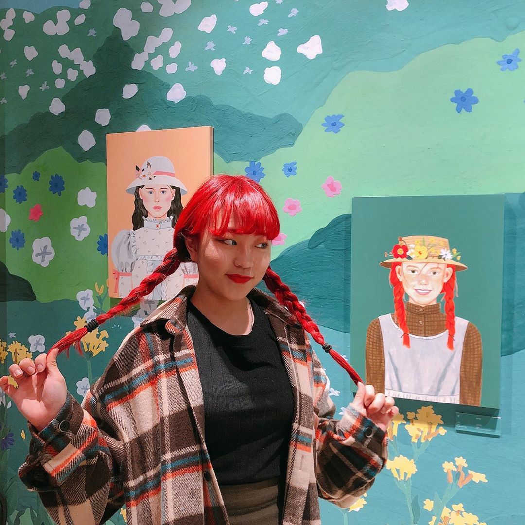 김유진 Redjin on Instagram: “빨강머리가 빨강머리앤 전시회 관람하기❤️ 𝔀𝓲𝓽𝓱 @go__rn 지원님이 너무 잘찍어줘서 10장 고르기도 힘들었음 왜 10장 제한인거야ㅡㅡ 또 올릴거야😘❤️ . . . #전시회 #전시 #전시회추천 #전시추천 #내이름은빨강머리앤 #12월전시…”
