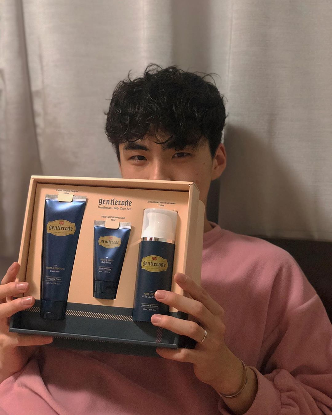 유 진 on Instagram: “젠틀코드 안티 드라잉 올인원 에센스 남자친구 , 아빠 선물로 딱인 제품이 들어왔어요!! 어디??? 👉🏻아리따움에! 생색내기 딱좋은 아이템😎 인혁이는 아무화장품이나 쓰면 굉장히 따가워 하는 아주아주 예민한 피부를 가지고 있다😭 보통 남자들 피부과와는…”