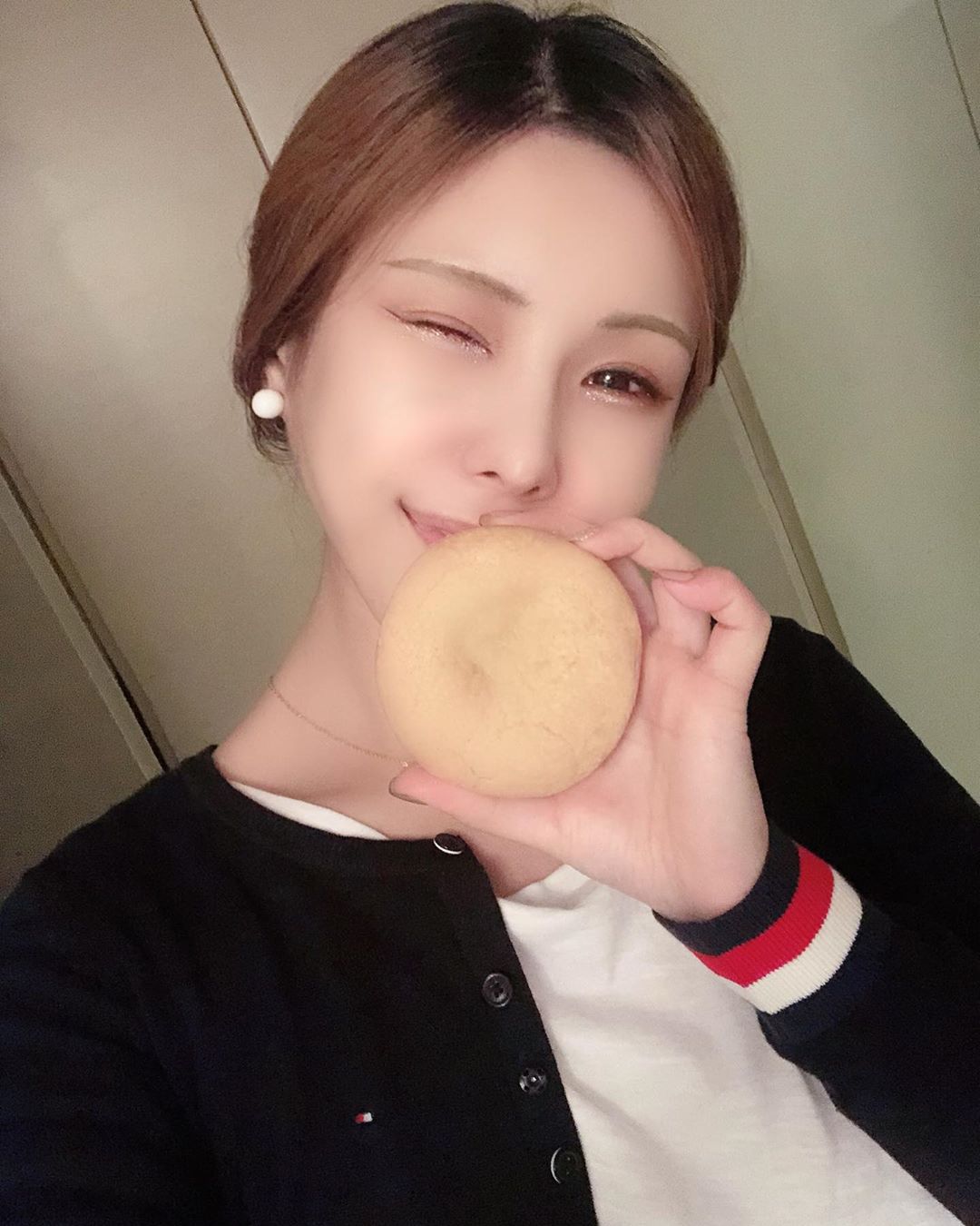 Seo.A on Instagram: “...사랑해요..🍪원더쿠키🍪 왜케 맛있어요💕 110g 크기에 한번! 맛에 한번! 두번 놀라는 ‘원더쿠키셋트’ 너무 달지도 않고 진짜 우유랑 먹으니 세상 맛있음👏👏👏 누텔라가 진짜 찐!! 쿠키안에 꾸덕한 초코빵이 가득한데 말차도 맛있구 전체적으로…”