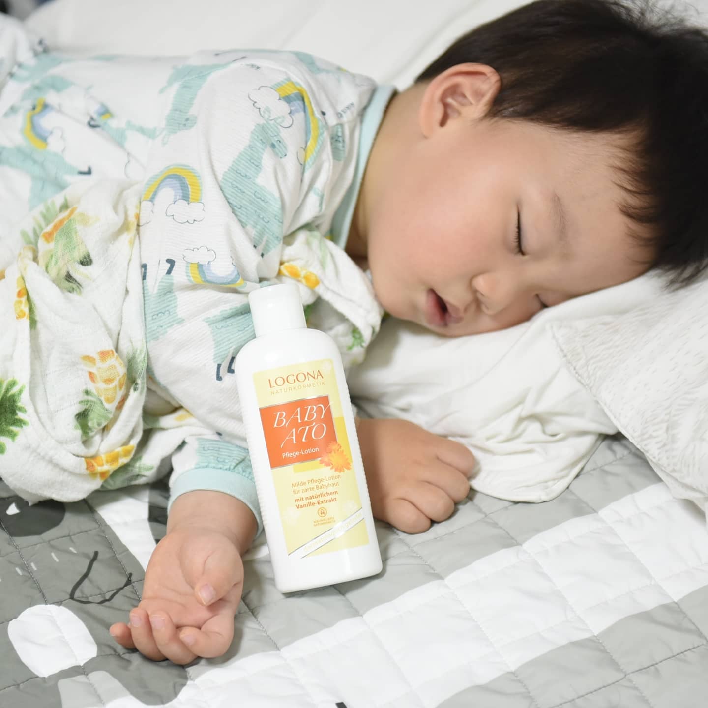 건조한 피부를 가진 아이의 엄마라면 로션에 집착하게 되는 듯..
우리 하랑이도 많이 건조한 편이라 닭살피부 동전습진.. 달고 살고요..
보습에 좋다는 로션있으면 한번씩은 다 써보게 되더라구요
.
이번엔 독일 40년 전통의 천연화장품 로고나에서 
연구 개발한 프리미엄 베이비 스킨케어 라인의
#베이비아토 사용 하고 있답니다 >ㅅ<
.
유럽 유기농 인증기관에서 공증된 유기농 호호바씨 오일만을 사용하구
비정제 냉압착 추출법을 통해 가장 많은 유효 성분을 함유하고 있어 
보습력은 두말할 필요도 없고 흡수까지 빨라서 너무 마음에 들어요 :)
.
바르고 나면 촉촉하니.. 간지러움 없이 꿀잠잘 수 있는 #통잠로션
건조한 엄마아빠 피부에도 잘 맞네요 대용량 나와라 얍얍얍
.
.
logona_korea #ad #로고나#독일유기농화장품 #비건화장품 #아토피로션추천 #신생아태열로션 #아기발진로션추천