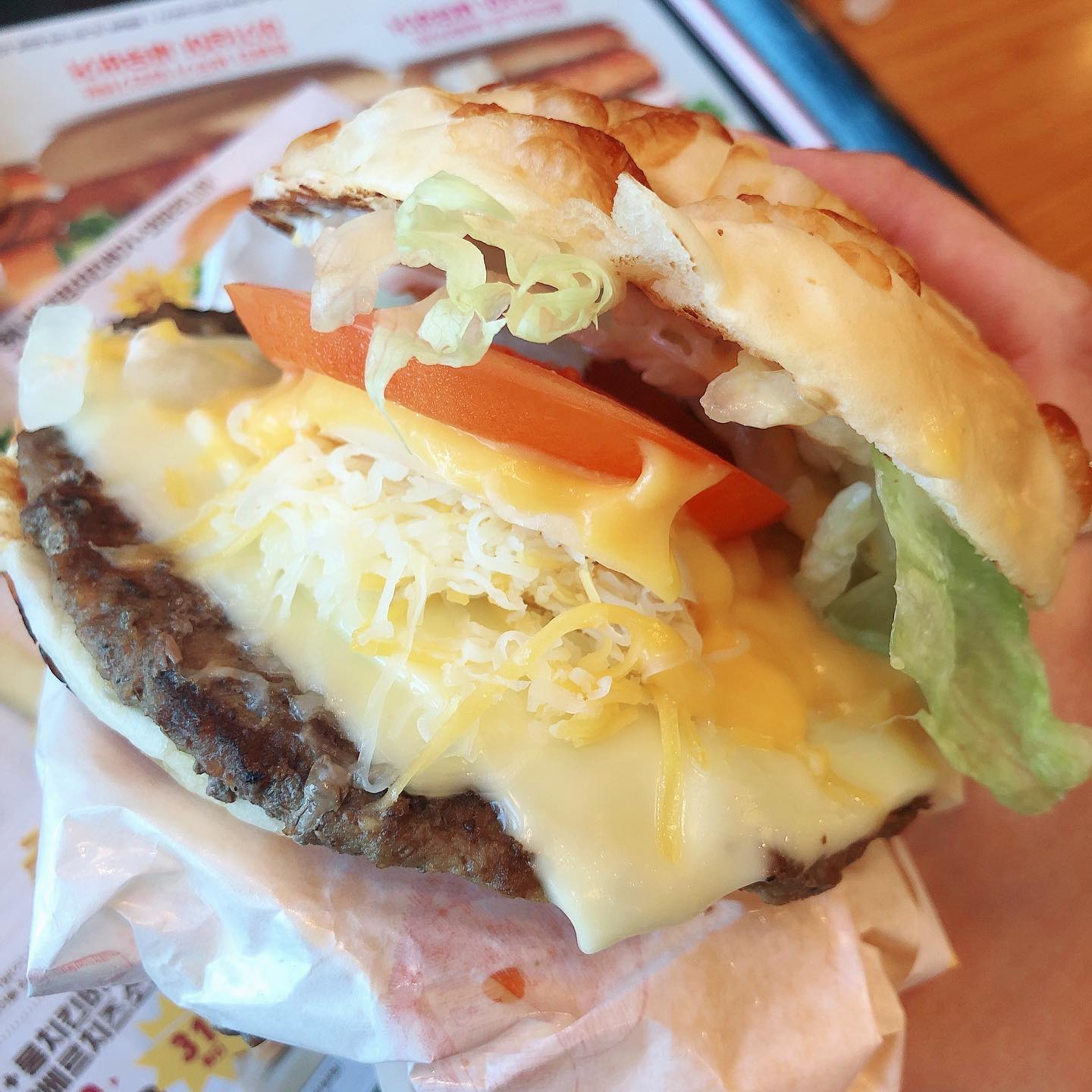 🍔
#버거킹 
#콰토르치즈와퍼 #새우버거 
#감자튀김 #양파링 
햄버거 참 오랜만에 먹었넹😊😋
#맛점 #맛스타그램 🌸👍❤️