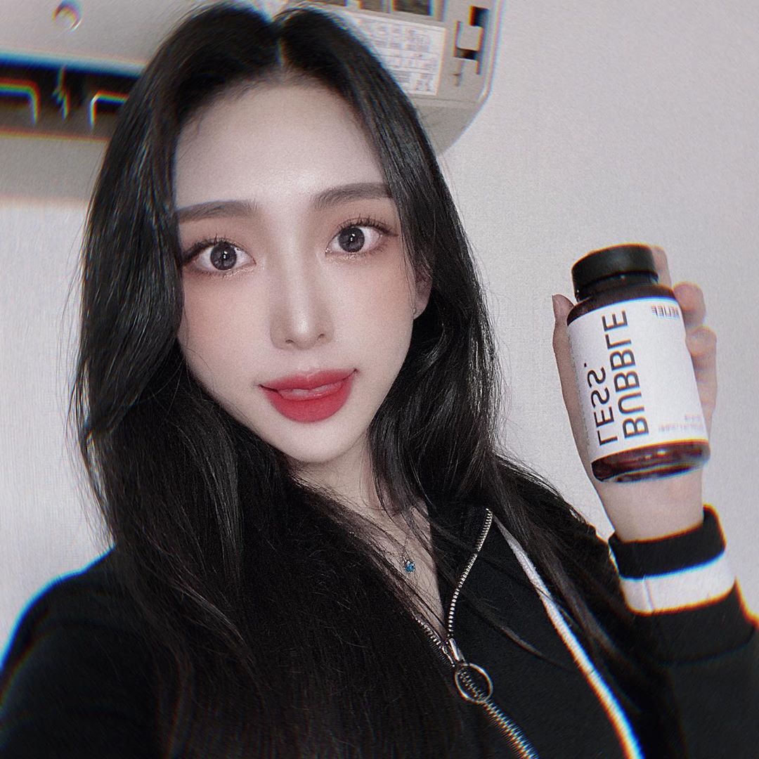 2 SEUL (22) 🤍 on Instagram: “월경 전 증후군에 좋은 영양제라고 해서 제품 받자마자 꼬박꼬박 챙겨 먹는 중인데 확실히 증상이 많이 완화 되었다고 느낀 이유가, 이번 달엔 생리 전 증상들이 거의 나타나질 않아서 날짜가 다가왔다는 걸 전혀 인지 못하고 있었어요 🤭 평소에 알약을 잘…”