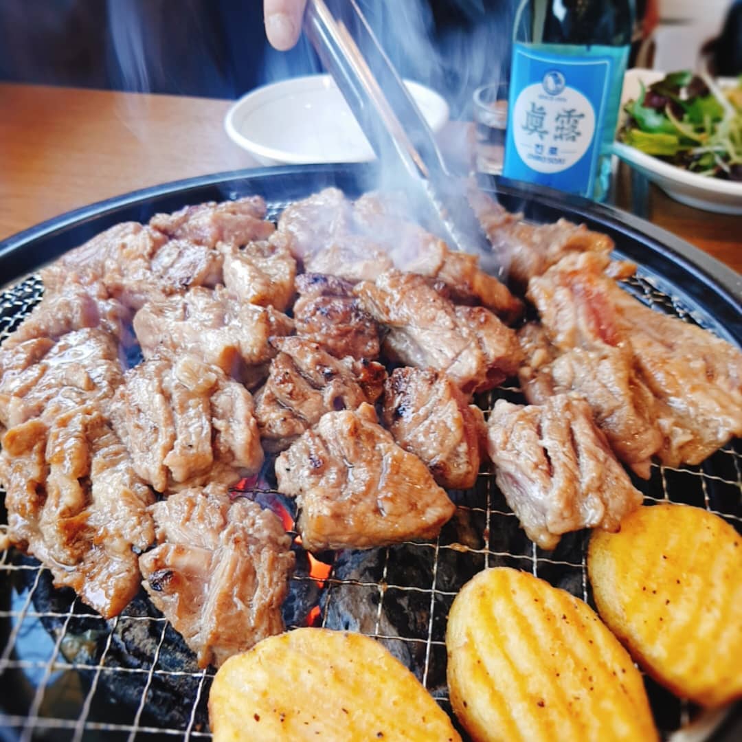 맛집많은 밤일마을에서 찾은
신선화로광명점!

_
_

한돈수제왕갈비랑 비냉만 먹어봐도
그 매력에 풍덩! 
물냉도 좋고 비냉도 좋지만
오늘은 비냉 ㅎㅎㅎ 
_
-

국내산 고기를 엄선해서
사용하는 찐 돼지갈비 맛집이고
유기농 사탕수수당 사용으로 
건강한 맛이라는 것은 안비밀
200석으로 넓은 좌석으로 
회식장소와 모임장소로도 굿!

_
_

집 안에서 해먹는 것들이
먹는 것도 부실하고 힘들고 .. ㅜ ㅜ
외식도파서 오랜만에 아빠 자가용타고
부릉! 신나신나~ 🤪
맛있는 고기외식 후다닥 다녀오니
밤일마일 근처 디저트 맛집도 있고
기분전환 제대로 하기 좋은 서울근교
정말 나만알고 싶은 최애 공간이 아닐 수 없네요

_
_

#신선화로 #신선화로광명점 #밤일마을 #밤일마을맛집 #광명고기집 #광명맛집 #광명맛집추천 #갈비맛집 #돼지갈비맛집 #고기맛집 #고기맛집추천 #광명고기 #고기맛집 #찐맛집 #먹스타그래머 #고기먹방 #고기조아 #고기파 #고기외식