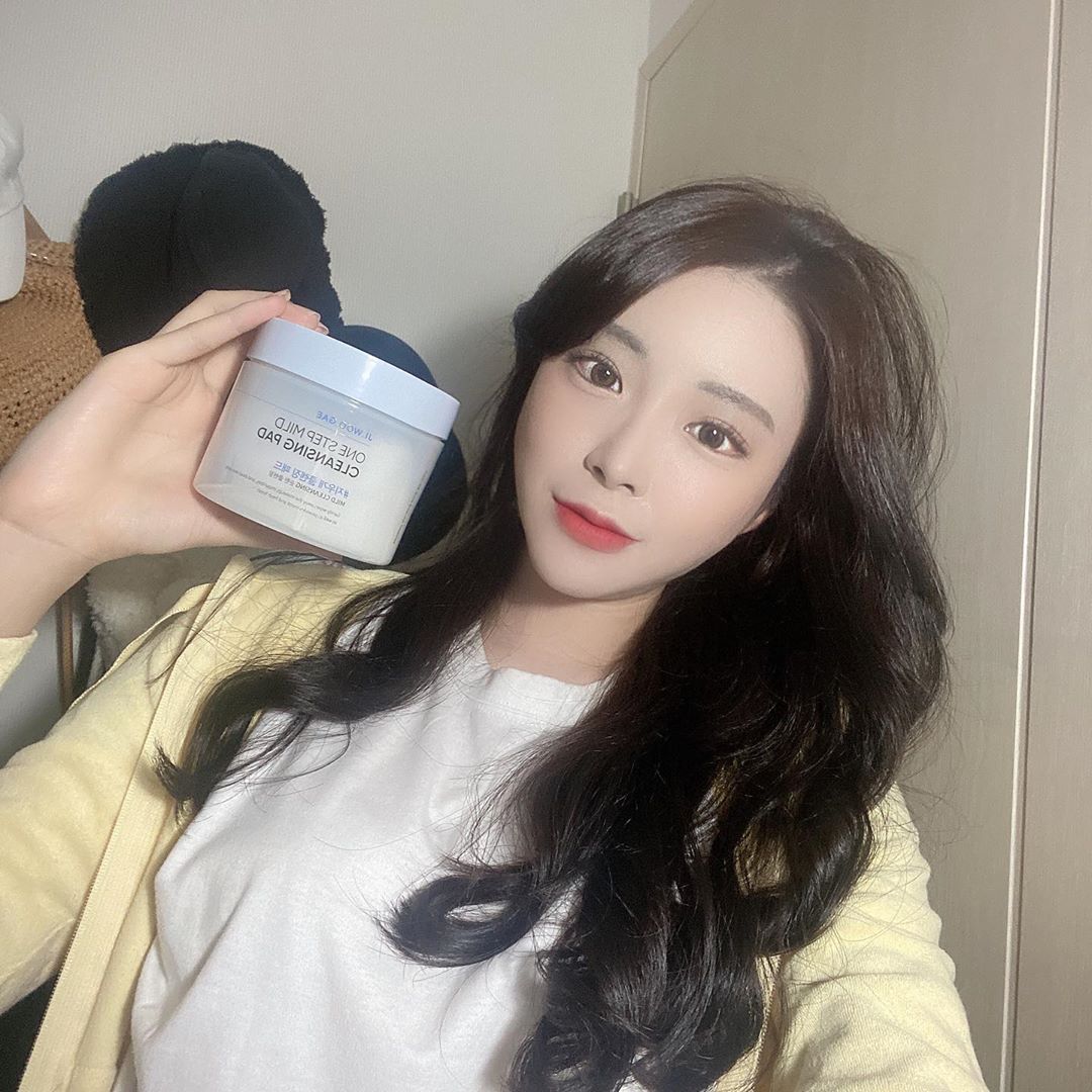 ღ정으니야ღ on Instagram: “평소에 메이크업을 진하게 하는편이라 3중세안은 기본이였는데 이거 진짜 물건이다.. 클렌징 패드 하나있으니까 메이크업 지우기 귀찮을때 슥슥 닦아내기만 하면 끝 !! 아 그리고 다른건 눈따갑고 오일성분있는데 이건 눈도 전혀 따갑지 않고 내 피부랑 너무…”