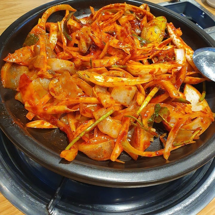 맛형사 뷰뷰맨 오늘은 오징어 검거!!.
.
투표하고나니 오징어가 땡겨서.
.
매운 오징어볶음 맛집 급습!!.
.
매운떡볶이 맛과 비슷한 맛도둑!.
.
그곳에 있던 새우튀김, 오징어튀김 같이 검거 완료!! 추가로 볶음밥까지!!.
.
매운오징어볶음 징역 7년 짜리 맛!.
반반튀김 징역 10년!.
볶음밥 징역 5년!.
총 합 22년!.
.
.
#삼성맛집#네모오징어#오징어볶음맛집#새우튀김맛집#오징어튀김맛집#오징어볶음밥맛집