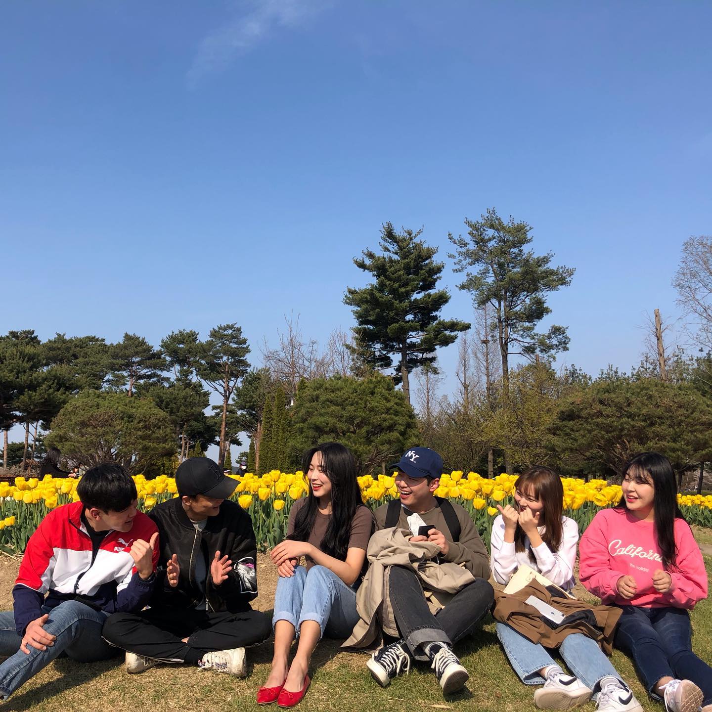 ☘️행복하자☘️
.
.
.
.
.
#충남대 #항공과 #학생회 #사랑해 #❤️ #행복하자 #☘️
.
#궁동 #휴학생 #유림공원 #산책 #햇살맛집 #튤립 #꽃놀이 #피크닉