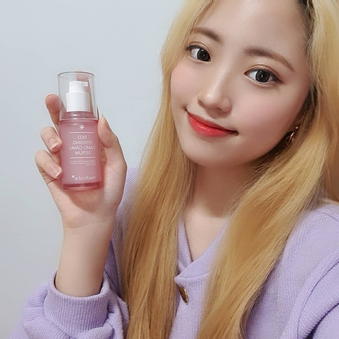 조유진 on Instagram: “. 메디큐브 레드 이레이징 카무카무 세럼💕 . 카무카무 워터가 83%나 함유되어 있고 가벼운 워터 타입으로 낮, 밤 스킨케어로 사용 가능해요😄 무엇보다 촉촉해서 너무 좋아요☺ . . . #메디큐브 #medicube #카무카무세럼 #잡티세럼 #잡티관리…”