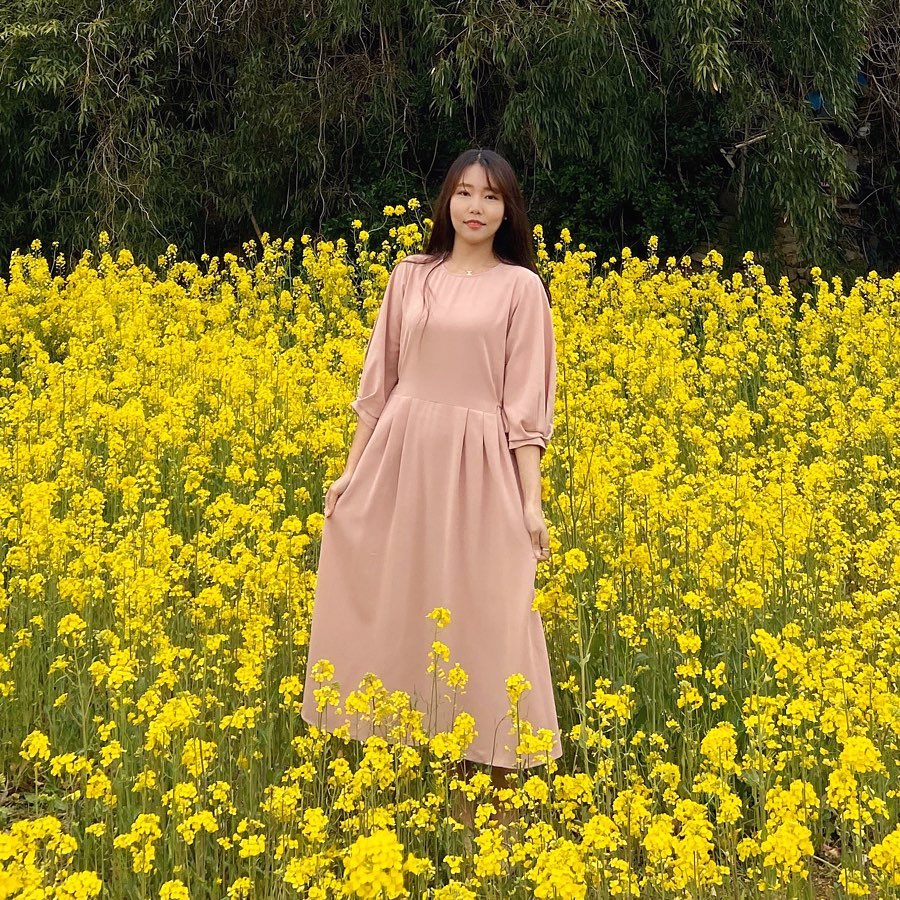 _
봄이 왔긴 왔구나! 유채꽃 너무 이뻐🌼
사람없는 틈타서 사진만 호다닥📸
편하지만 러블리한 더아이잗 인디핑크 원피스 입구
짧지만 꽃놀이 기분 제대루 냈다아💕
요즘 롱원피스 넘 좋은데 기장도 딱 적당하고
몸에 차르르 닫는 촉감도 좋은데 구김도 잘 안가고
양쪽에 허리끈 달려서 핏 조절까지 가능해서
올 봄에 교복처럼 입을 예정😆