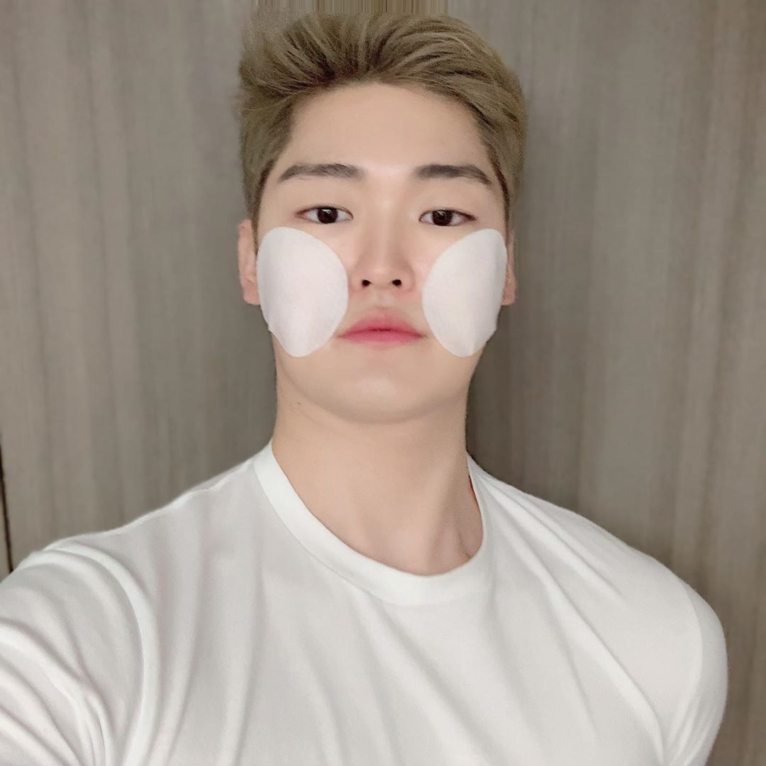 𝐉𝐢𝐧 𝐰𝐮 진우 on Instagram: “패드가 겁나크다 😁 - - 매일 편하게 한장씩 쓰니까 편해요 👍👍 - 약산성 pH라서 클렌징 후에도 피부 pH밸런스도 맞춰준다고하니 안심😚 - 피부 부담을 줄여주는 순한 클렌징 이라서 부담없어요 😁 - #셀리맥스 #지우개클렌징패드 #클렌징패드…”
