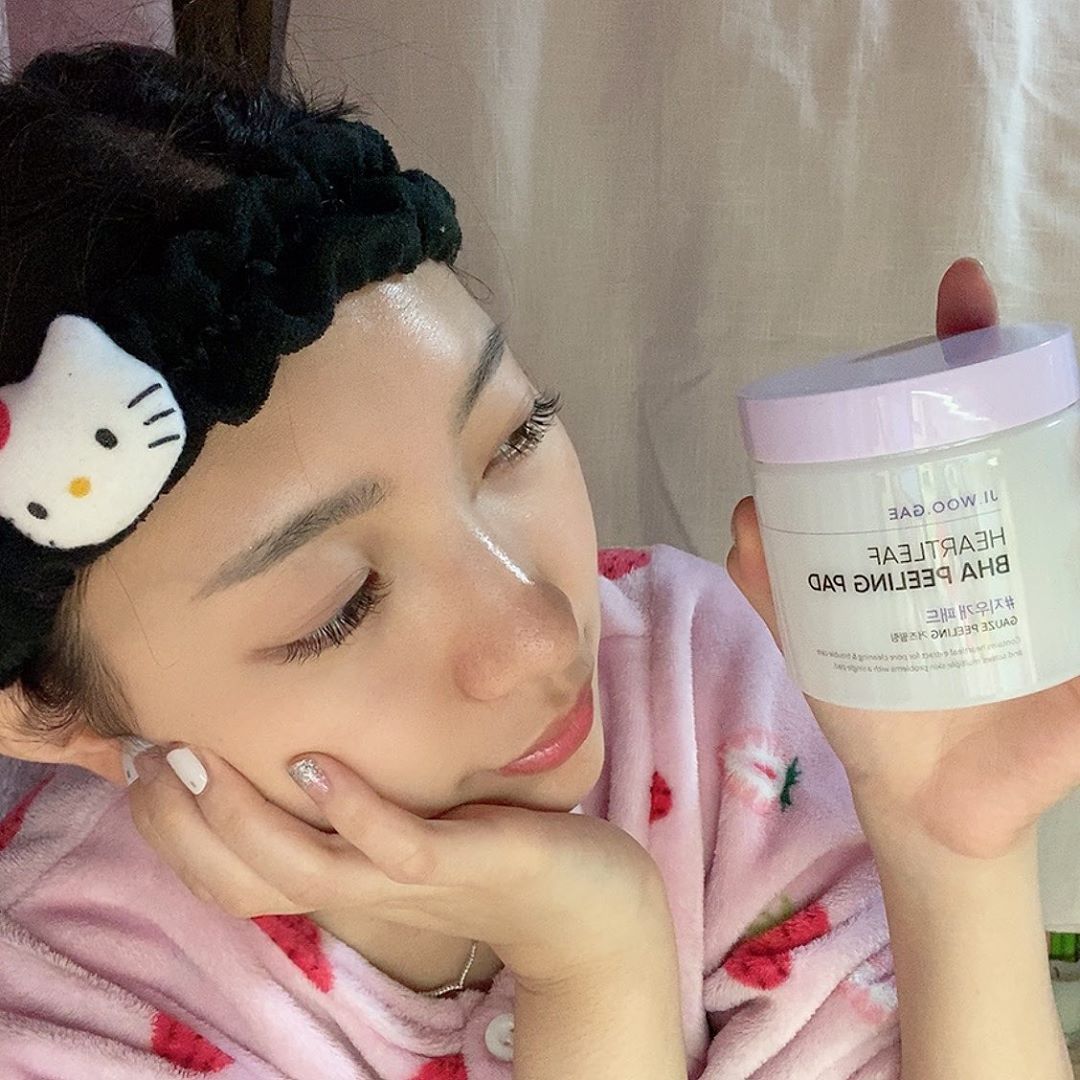 Hayeon ෆ on Instagram: “세안 후 필링패드 사용하면, 세안 하고도 남는 잔여물 한 번 더 닦아주면서 피부결 정리도 된다!거즈면은 마저 씻기지 못한 반짝이 펄들도 같이 깔끔하게 제거해준당! 양면으로 엠보싱면, 거즈면 있어가지구 각 각 용도 있고, 여태 써본 필링 패드 중에…”