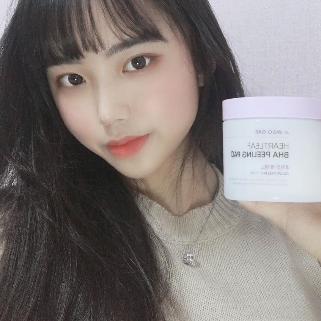 정주은 on Instagram: “❄️ 지우개 필링패드 ❄️ . . 패드가 부드러워서 피부에 자극 없이 잘 닦여서 좋았어요 ! . ☝🏻BHA성분이 함유로 각질, 노폐물이 정리 ✌🏻어성초와 메데카소사이드가 함유되어 피부 진정 . 이 두 가지가 동시에 효과가 있어서 화장하기 전에…”