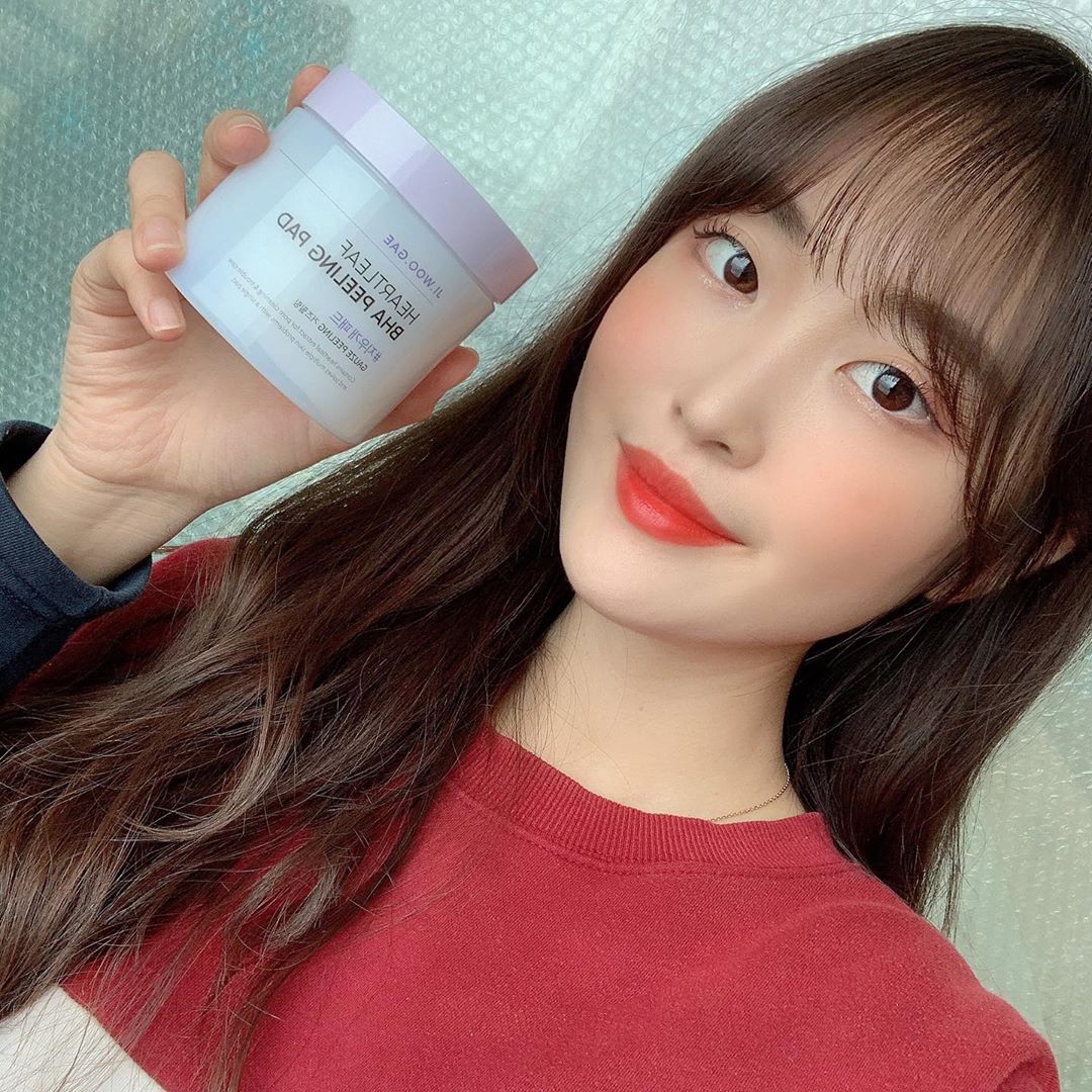 🌸 지윤 (2000. 07. 31) 🌸 on Instagram: “♥ 셀리맥스 어성초 바하 지우개 필링 패드 ♥ . . 🚫 쌩얼, 자다 일어난 머리, 뽁뽁이 주의 🚫 . 세안 후에도 남아 있는 메이크업 잔여물들을 부드러운 엠보면으로 닦아주니 피부결 정리와 진정 효과를 나타내어 좋았어요 ◡̈ . 부드러운 엠보면과…”