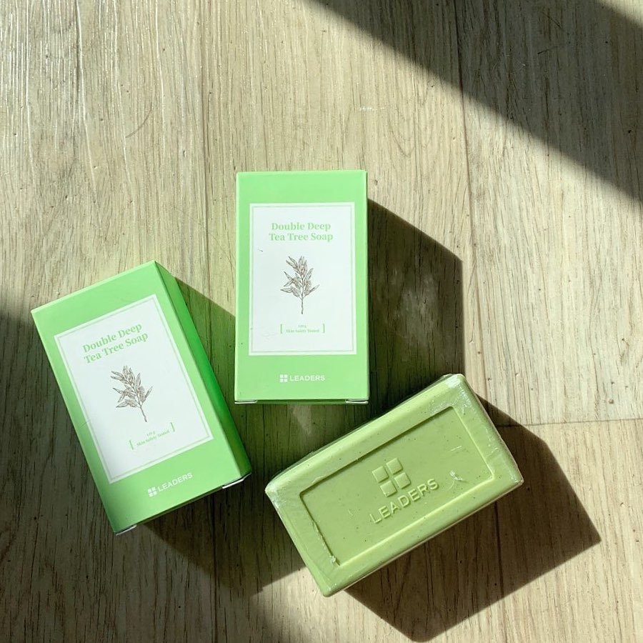 경민 🌺 on Instagram: “💚 리더스 더블 딥 티트리 비누 💚 피부 진정에 효과 있는 티트리오일이 함유 된 🌟천연 수제비누🌟 민감하고 자극 받은 피부도 부담 없이 클렌징하기 좋은 세안비누에욤 ✔️ 평소에 클렌징폼을 주로 사용하고 세안비누는 잘 안 찾게 됐었는데 💚리더스 더블…”