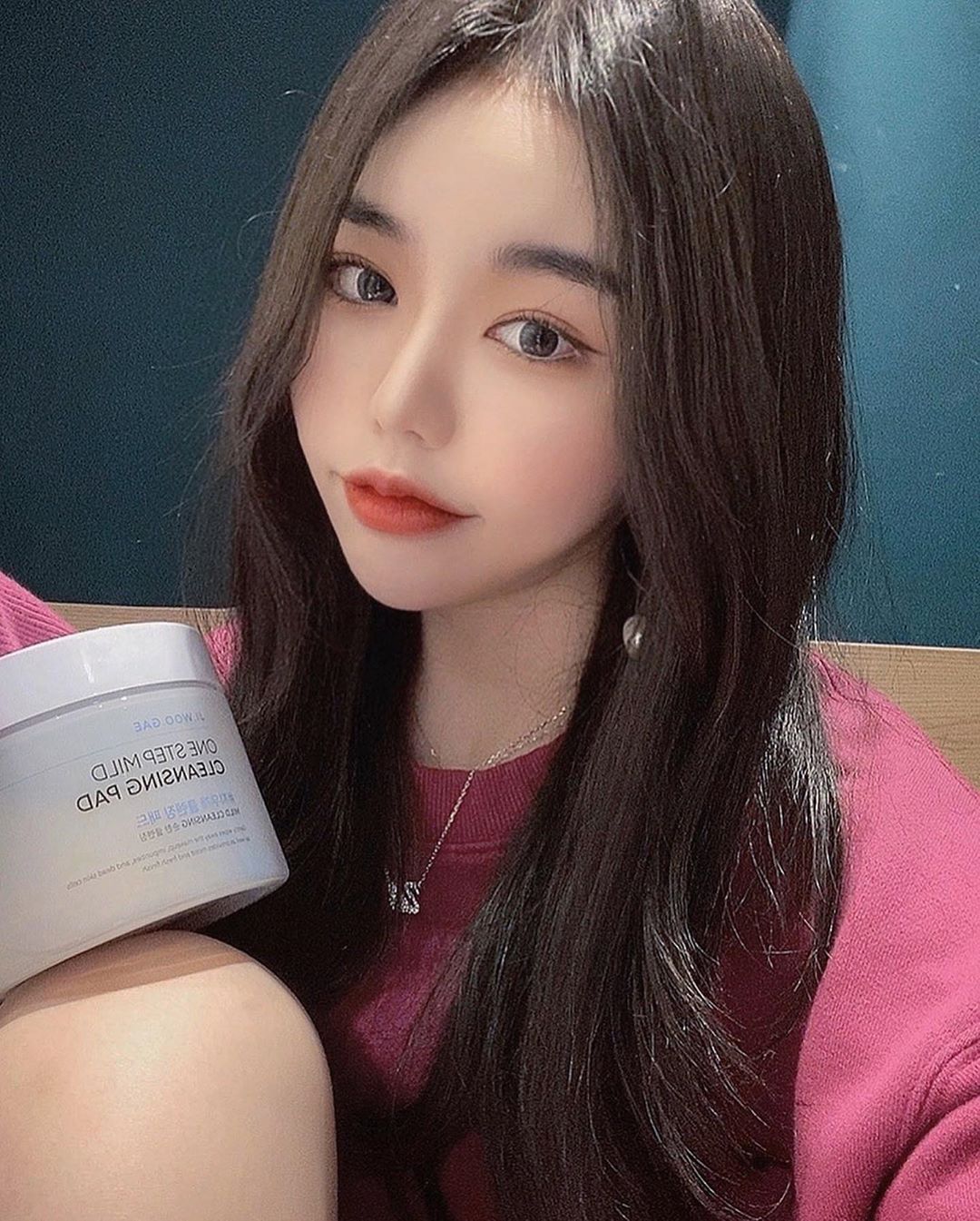 🍓디니듀🍒 on Instagram: “화장 지우는게 너무 귀찮아서 요즘 패드하나로 쓱-싹하고 잔다 ... 🥱
.
#셀리맥스 #지우개클렌징패드 #클렌징패드 #클렌징티슈 #약산성클렌징 #클렌징패드추천 #클렌징티슈추천 #클렌징워터 #클렌징워터추천 #협찬”