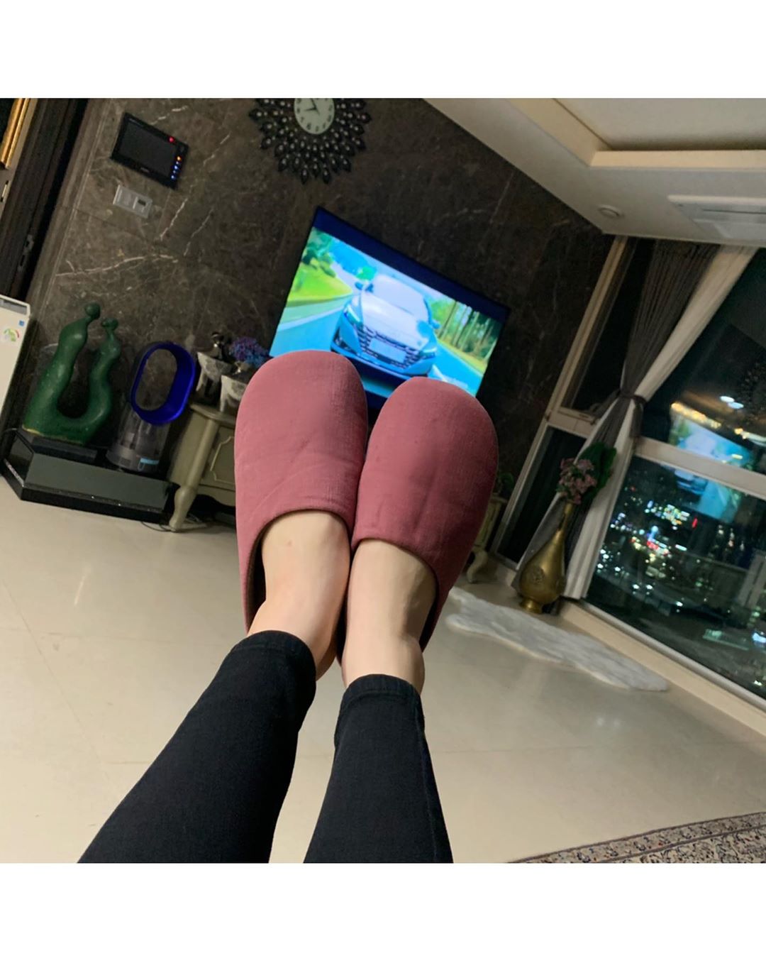 노소혜 🇰🇷 | Sohea Roh on Instagram: “위드티아이지 패브릭슬리퍼 🤍 고급 패브릭으로 만든 수제 실내슬리퍼라 집에서 너무너무 잘 신고 있다 💕 편하고 폭신해서 발목이 안좋은 아빠한테 선물 해드리고 싶다.. 나만 너무 우리집안에서 편한 것 신어서 미안하니까 🥺 ⠀ ✔️EVA 라는 스펀지소재를…”