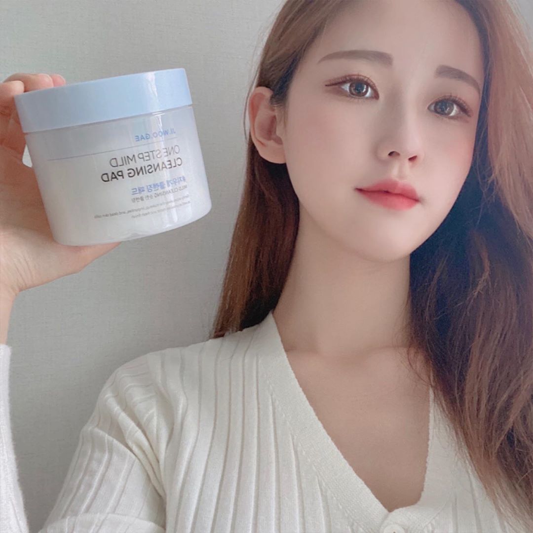 지민 on Instagram: “클렌징이 귀찮을 때, 한 장으로 원스텝 클렌징  클렌징티슈, 리무버 따로 할꺼없이 지우개클렌징패드 앞면으로 지우고 뒷면으로 마무리하면 촉촉하게 화장이 지워지는 매-직  클렌징 후에 건조하지않고 얼굴에 광택이🤭 - #셀리맥스 #지우개클렌징패드…”