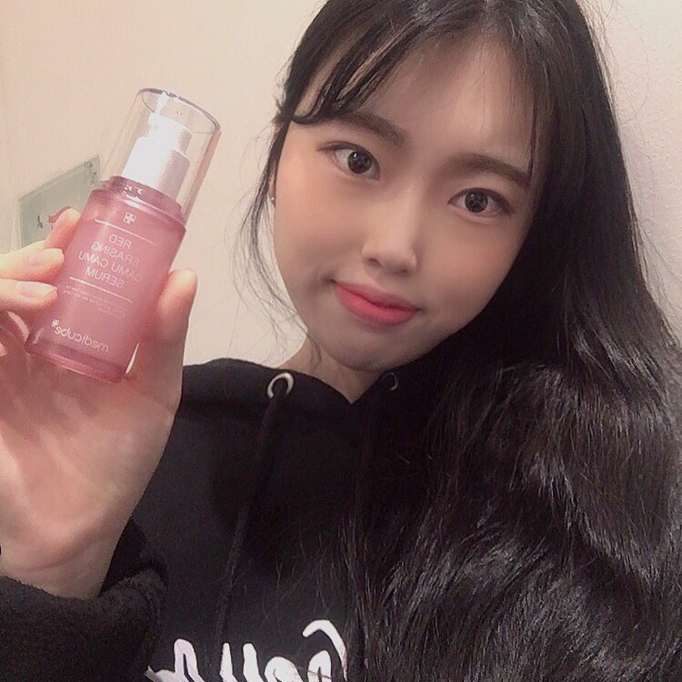 혜란 on Instagram: “☁️메디큐브 레드 이레이징 카무카무 세럼☁️ 저자극으로 피부톤 개선과 잡티 개선을 할수 있어서 좋았어요😝  #메디큐브 #medicube #카무카무세럼 #잡티세럼 #잡티관리 #톤업세럼 #미백세럼 #미백화장품 #미백화장품추천 #ad…”
