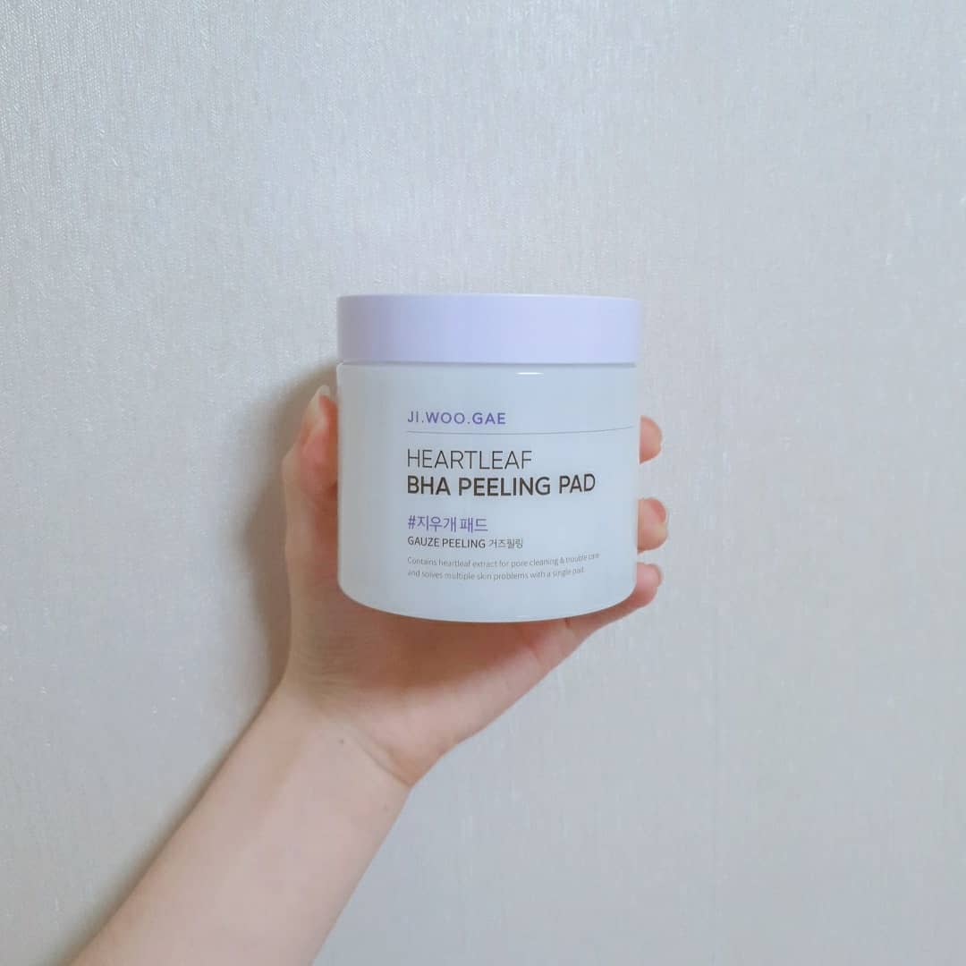 박유빈 on Instagram: “<셀리맥스 어성초 바하 지우개 필링 패드> [본 포스팅은 제품을 제공받아 주관적인 생각으로 작성하였습니다] - 매일 한장씩 간편하게 스킨케어 하고 싶다면 이 제품을 추천드립니다! 우선 저는 지성에 민감성 피부를 가지고 있는데도, 이 제품은 자극없이…”