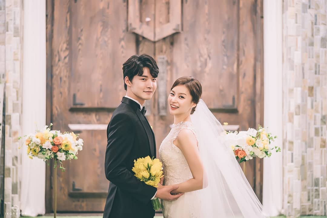 jkgraphy
• • • • • •
빌라드지디더그레이스켈리 -
-
야외예식 분위기에서
선남선녀 두분 🙈
-
-
-
#오늘의신부님 #빌라드지디더그레이스켈리 #스몰웨딩 #하우스웨딩 
#본식스냅 #웨딩스냅 #더그레이스캘리 #더그레이스캘리강남 #더그레이스캘리본식스냅 #쓰리스토리 
#웨딩사진#본식스냅추천  #제이케이그래피 #웨딩스냅작가 #본식스냅사진 #weddingphotography 
#jkgraphy#소니웨딩위크
