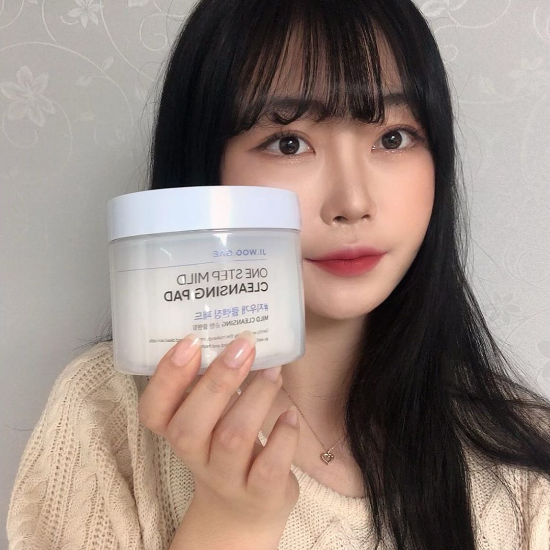 신혜 on Instagram: “[셀리맥스 지우개 원스텝 마일드 클렌징 패드] ⠀ 클렌징하기 귀찮을때 사용하면 한번에 눈 입 피부 메이크업 다 지울수 있어요( ´͈ ꇴ `͈)੭⁾⁾·°˖✧˖° 저자극이라서 얼굴도 안따갑고 각질정돈까지 한방에 해결가능,, 크기도 손바닥만해서 한두장으로…”