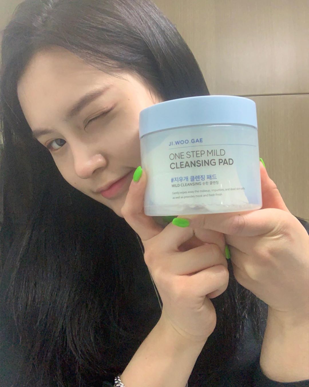 나예🕊 on Instagram: “클렌징이 귀찮을때, 한장으로 원스탭 클렌징!🧖🏻‍♀️
#셀리맥스 #지우개클렌징패드”