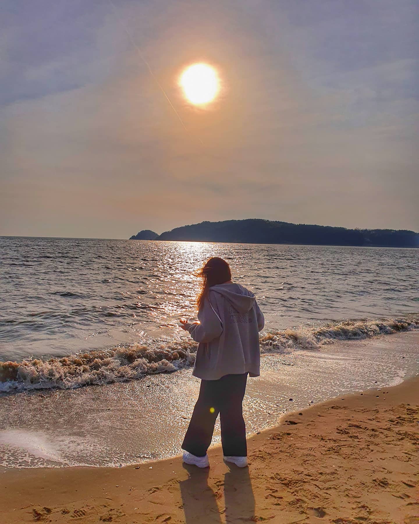 🚗💕
오랜만에 🚗드라이브를 가서
🌊바다도 보고, 수다도 떨고 하니
여태 받고 있던 답답함과
스트레스가 싹 풀리는 느낌?ㅎㅎ
.
.
.
#핾_일상 
#영종도 #드라이브 #드라이브코스 #영종도카페 #마시랑 #노을🌅 #노을맛집 #노을지는하늘 #바다뷰 #바다뷰카페 #스트레스해소 #수다떨기 #맛있는거먹기 #😋❤️