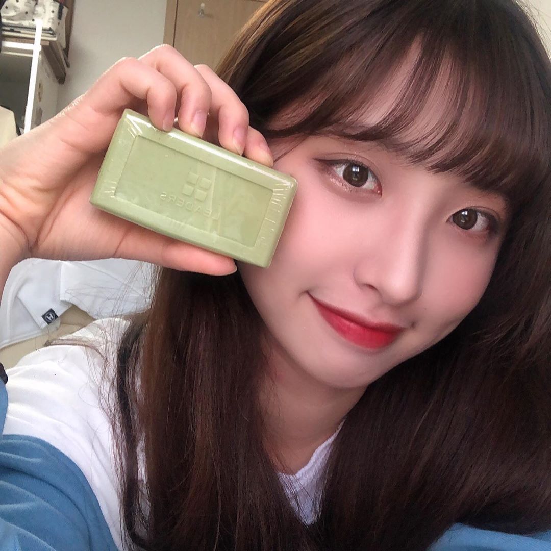 수현 on Instagram: “🌱티트리 오일🌱이 함유 된 천연 수제 비누로 민감하고 자극 받은 피부에 클렌징으로 탁월해요 🌱 🌱순한 성분으로 피부 자극 및 유해성분 무첨가 🌱풍성한 거품으로 깨끗한 클렌징 🌱자연유래 성분으로 피부진정 모공수축과 촉촉함까지 모공 속 노폐물 제거에…”