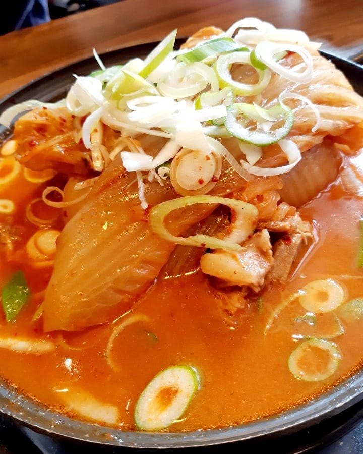 맛형사 뷰뷰맨 오늘의 검거는 김치찌개 형량은?
⠀
금일 방이동 일대에 맛도둑으로 유명한 김치찌개와
계란말이를 검거하기 위해 출동 했습니다.
⠀
오늘도 어김없이 많은 사람들이 맛도둑에 입맛을
도둑 맞고 있었는데요.
⠀
맛형사 뷰뷰맨이 출동해 검거 했습니다.
⠀
김치가 찌개용으로 담궈져서 아주 시원하고 맛있는
김치찌개였고 계란말이는 맛 없게 하기가 힘들 정도
로 맛이있죠. 역시 달달한게 맛이 있었습니다.
⠀
형량은
김치찌개 징역 6년
계란말이 징역 3년
합이 9년 입니다.
⠀
뷰뷰맨이 직접 돈 내고 검거해서 먹어본 수사일지
끝!
⠀
⠀
#방이동맛집#방이동먹자골목#방이동먹자골목맛집#김치찌개맛집#계란말이맛집#방이동김치찌개맛집