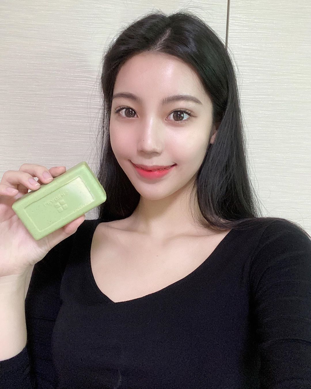 심주현 on Instagram: “"티트리 오일" 이 함유 된 천연 수제 비누로 민감하고 자극 받은 피부에 클렌징으로 탁월 ! 순한 성분으로 피부 자극 및 유해성분 무첨가 , 풍성한 거품으로 깨끗한 클렌징 , 자연유래 성분으로 피부진정 모공수축과 촉촉함까지 모공 속 노폐물 제거에…”