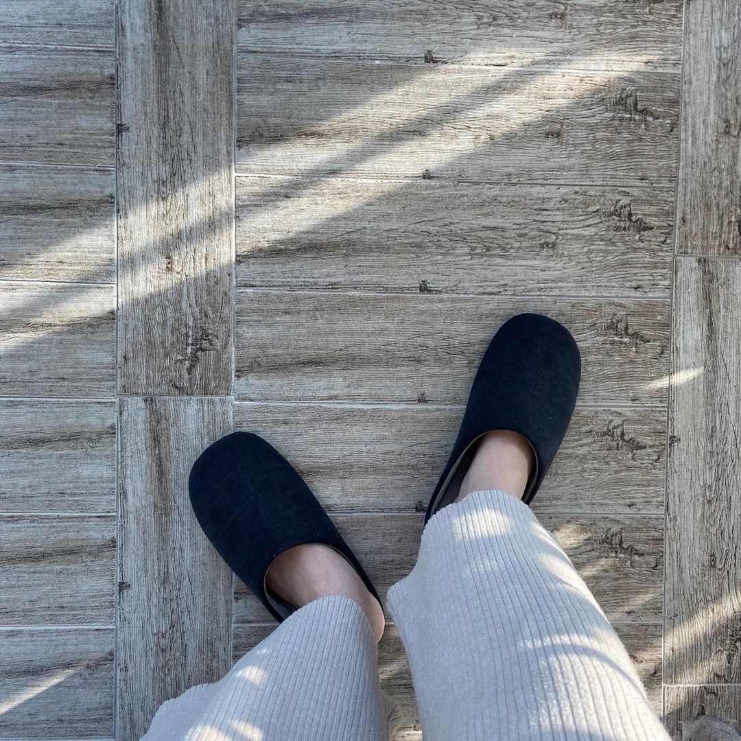 심주현 on Instagram: “고급 패브릭으로 만든 수제 실내슬리퍼로 제가 신어본 실내 슬리퍼중에 손가락에 꼽을만큼 착용감이 너무 좋아요! EVA 라는 스펀지소재를 활용해서 슬리퍼 바닥이 쉽게 가라앉지 않아 오래오래 신을 수 있고, 슬리퍼인데도 불구하고 일회성이 아니라 세탁기로…”