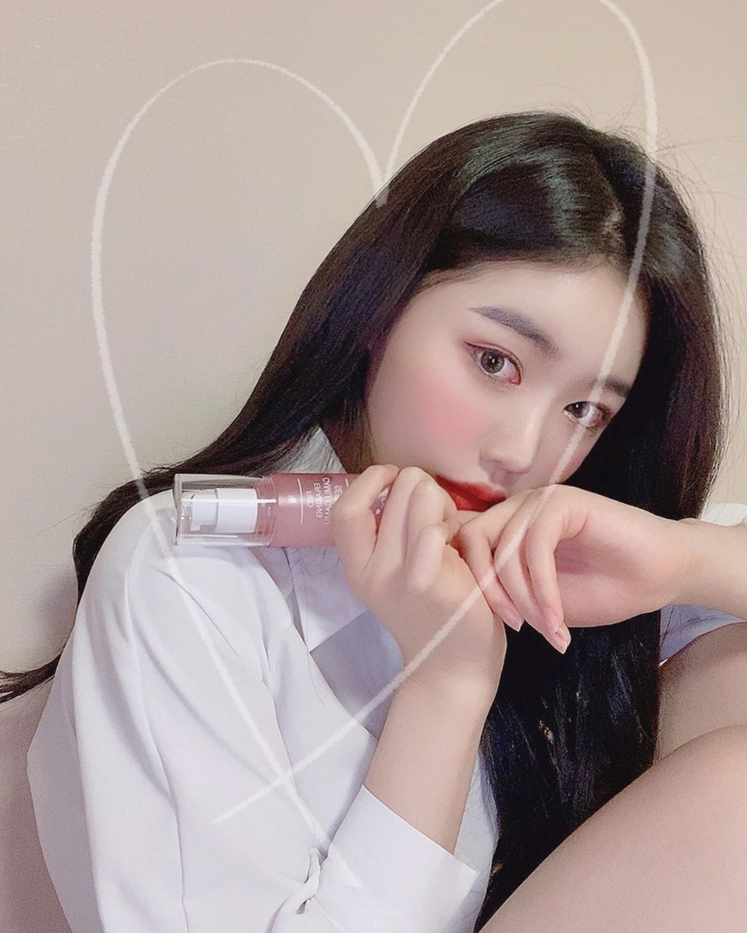 🍓디니듀🍒 on Instagram: “요즘 미세먼지+ 마스크로 뾰루지 났던게 가라앉으면서 색소침착 때문에 스트레스였는데 #메디큐브 #카무카무세럼 사용하면서 극복중 🤍 . . . #medicube #잡티세럼 #잡티관리 #톤업세럼 #미백세럼 #미백화장품 #ad #관리하는여자 #오늘의훈녀…”