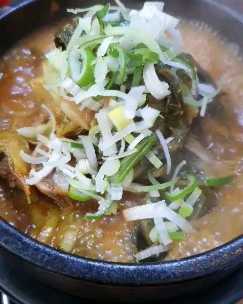 맛형사 뷰뷰맨 오늘의 검거는 뼈해장국 형량은?
⠀
금일 점심 방이동 일대에 뼈해장국 맛도둑이 출몰 한다는 제보를 받아 출동!!!
⠀
따끈따끈한 뚝배기에 뼈해장국이 사람들의 입맛을 훔치고 있는 걸 발견 했습니다.
⠀
맛형사 뷰뷰맨 현장 검거 들어갑니다.
⠀
뼈해장국에 등뼈살이 많고 살짝만 건드려도 톡 하고 떨어지니 먹기 좋았고 김치, 깍두기가 일품이였죠. 거기에 밥을 말아서 한그릇 뚝딱!!
⠀
형량은
뼈해장국 징역 7년
땅땅땅!!!
⠀
뷰뷰맨이 직접 돈 내고 검거해서 먹어본 수사일지
끝!
⠀
#방이동뼈해장국#방이동순댓국#뼈해장국맛집#우거지뼈해장국#우거지뼈해장국맛집#뷰뷰맨맛집