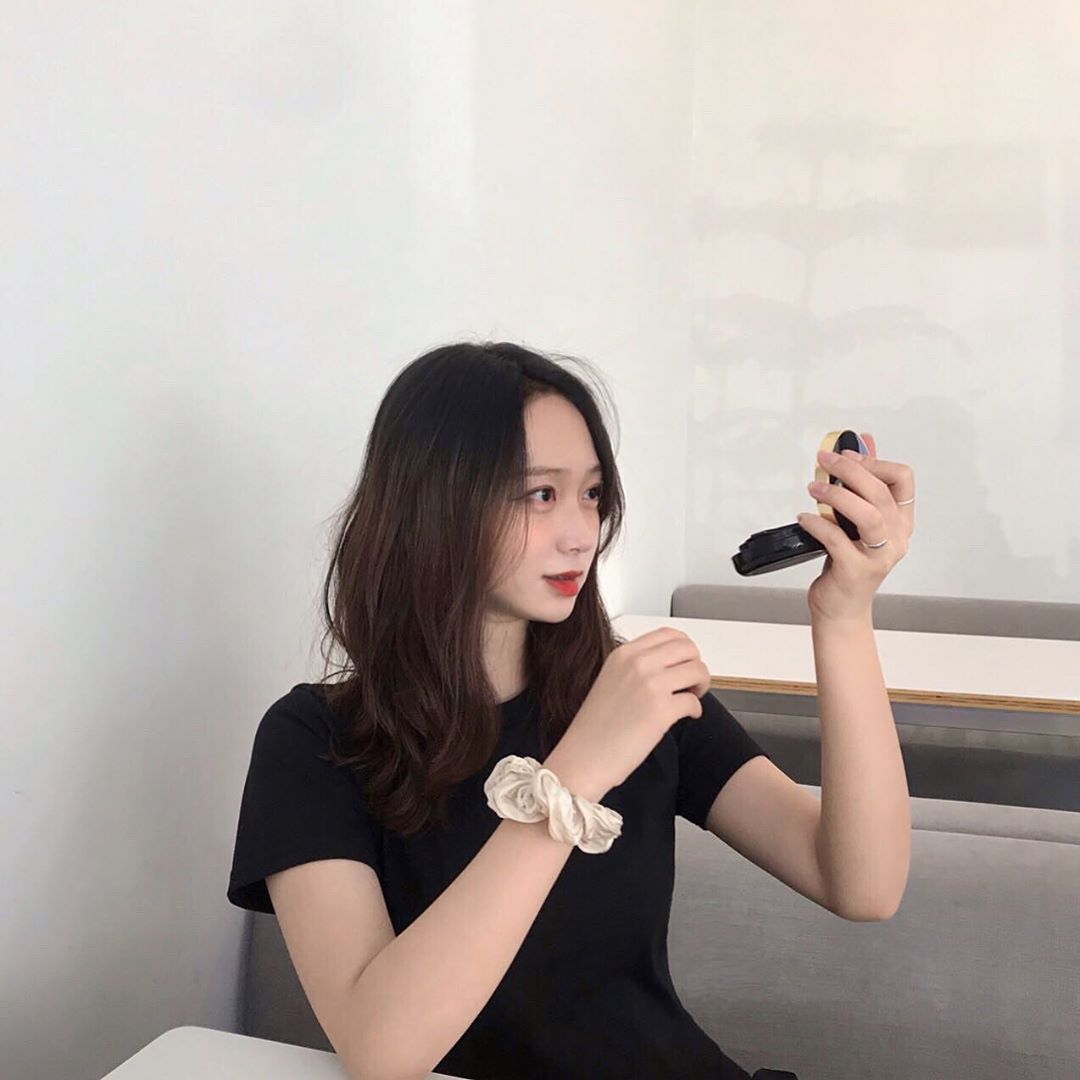 경언(행복둥이) on Instagram: “내 필수품✨❤️ . . . 소량으로 얼굴 전체 커버도 잡아주고 수분감은 날라가지 않는 #에이프릴스킨 #aprilskin #매직스노우쿠션3.0 #매직스노우쿠션  유명한건 다 이유가 있는 법..👍🏻✨❤️ 진짜 이거 안써본 사람 없어야한다😂😘 재구매 의사…”