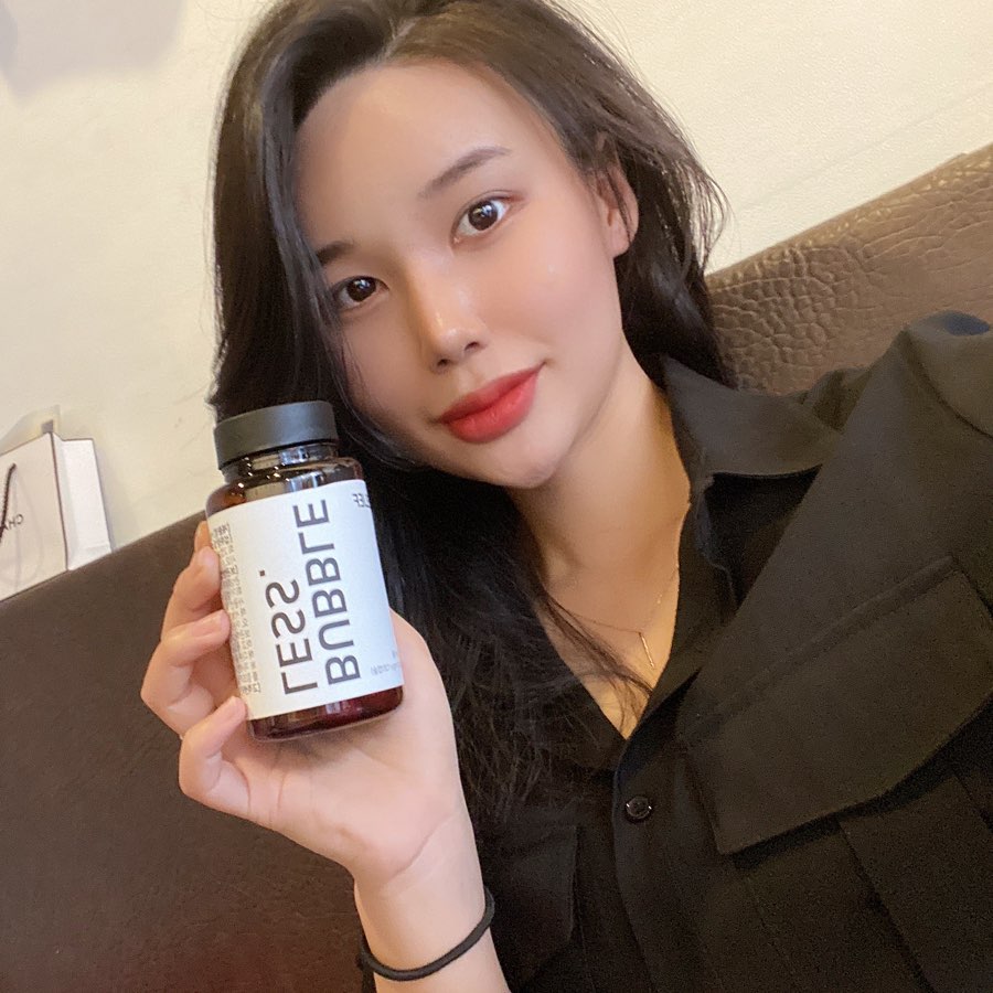 Eberyo [이버요] 대장 on Instagram: “버블레스 다양한 버전으로 좋은제품 많지만
여자한텐 #버블레스릴리프 진짜 강추💓
월경때 피부트러블나는건 진짜 어떤관리로도 해결할수 없었는데 말이필요업따!!
일단 먹기좋은크기의 연질캡슐이라 통과🤎
#버블레스 #생리전증후군 #월경전증후군 #감마리놀렌산”