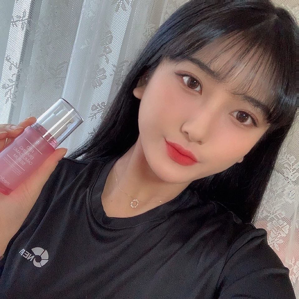 김예원 on Instagram: “[메디큐브]  레드 이레이징 카무카무세럼 🌱  요즘 날이 따뜻해지면서 햇빛에 내 피부가 그대로 노출되다보니 잡티도 늘고 어떻게 관리해야할지 고민이 잔뜩있었는데 ㅠㅠ 카무카무세럼은 카무카무열매의 영양을 그대로 담아 자극없이 깊고 얕은 잡티들을 모두…”