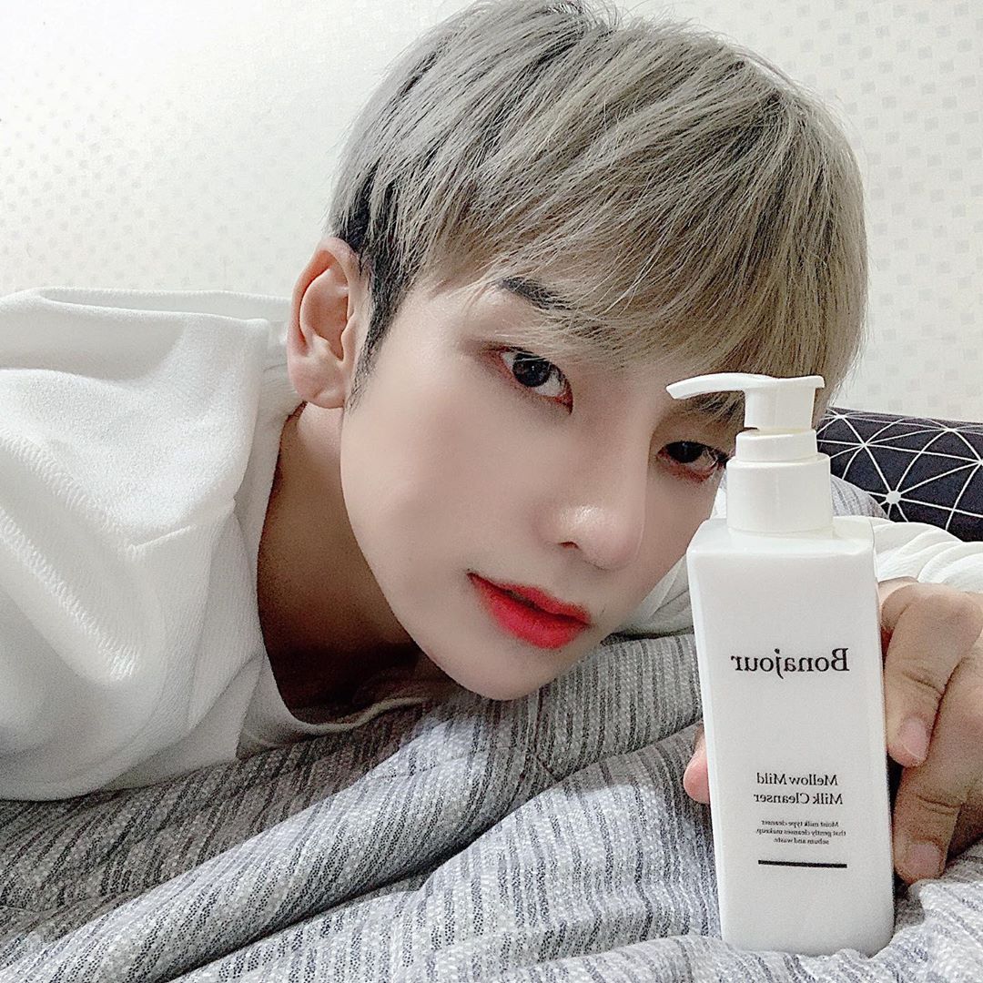 승휘 on Instagram: “@bonajour_official
세안후 건조한 피부,푸석푸석한 얼굴에 촉촉해지는 보나쥬르 멜로우 마일드 클렌징밀크 
팜과 코코넛에서 추출한자연유래 계면활성제와저자극 유화제를 사용한 순한 클렌저
#리뷰쉐어 #ad”