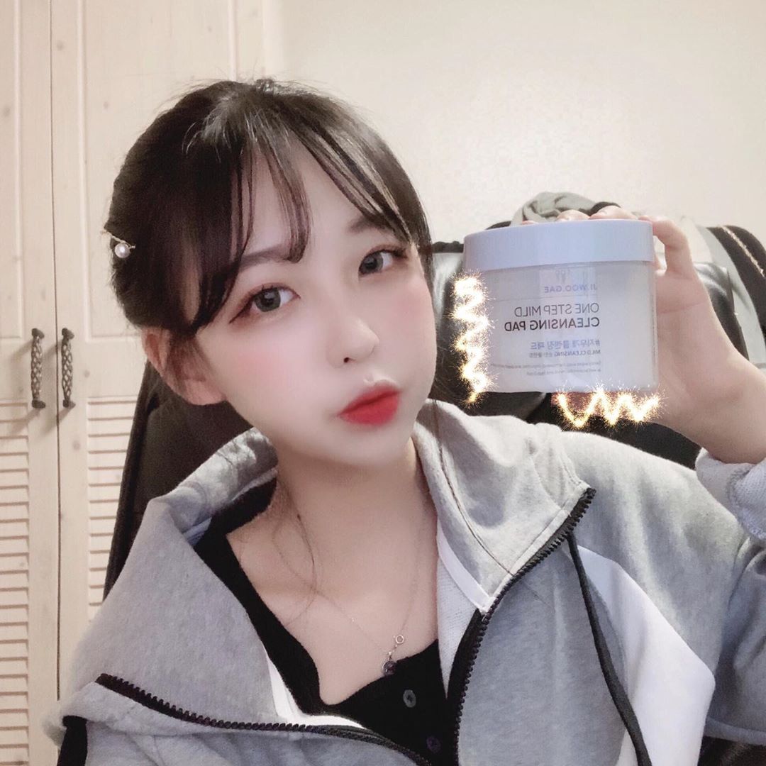 챙 ✨ on Instagram: “간편하고 순하게 지워지는 지우개 패드✔️
@celimax.korea .
.
.
.
. - 사용하고 다음날 너무 피부가 쫀쫀하고 화장이 너무 잘먹었어요 ! 그리고 화장 지우기 귀찮을때 한장 꺼내서 문질문질 해주면 너무 편한 패드❤#지우개패드#협찬”