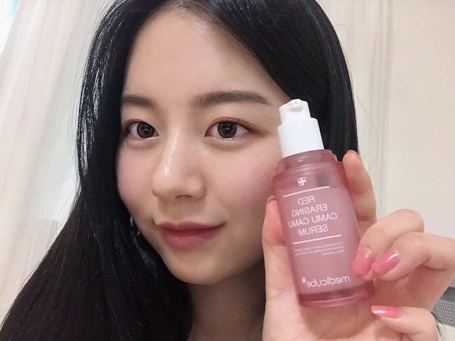 강소리 on Instagram: “요즘 열심히 바르고 있는 ‘레드 이레이징 카무카무 세럼’ 물처럼 가벼워서 부담없이 바를 수 있고, 요즘 같이 집에 오래있는 기간에 잡티관리하기 좋아요💗  #메디큐브 #medicube #카무카무세럼 #잡티세럼 #잡티관리 #톤업세럼 #미백세럼…”